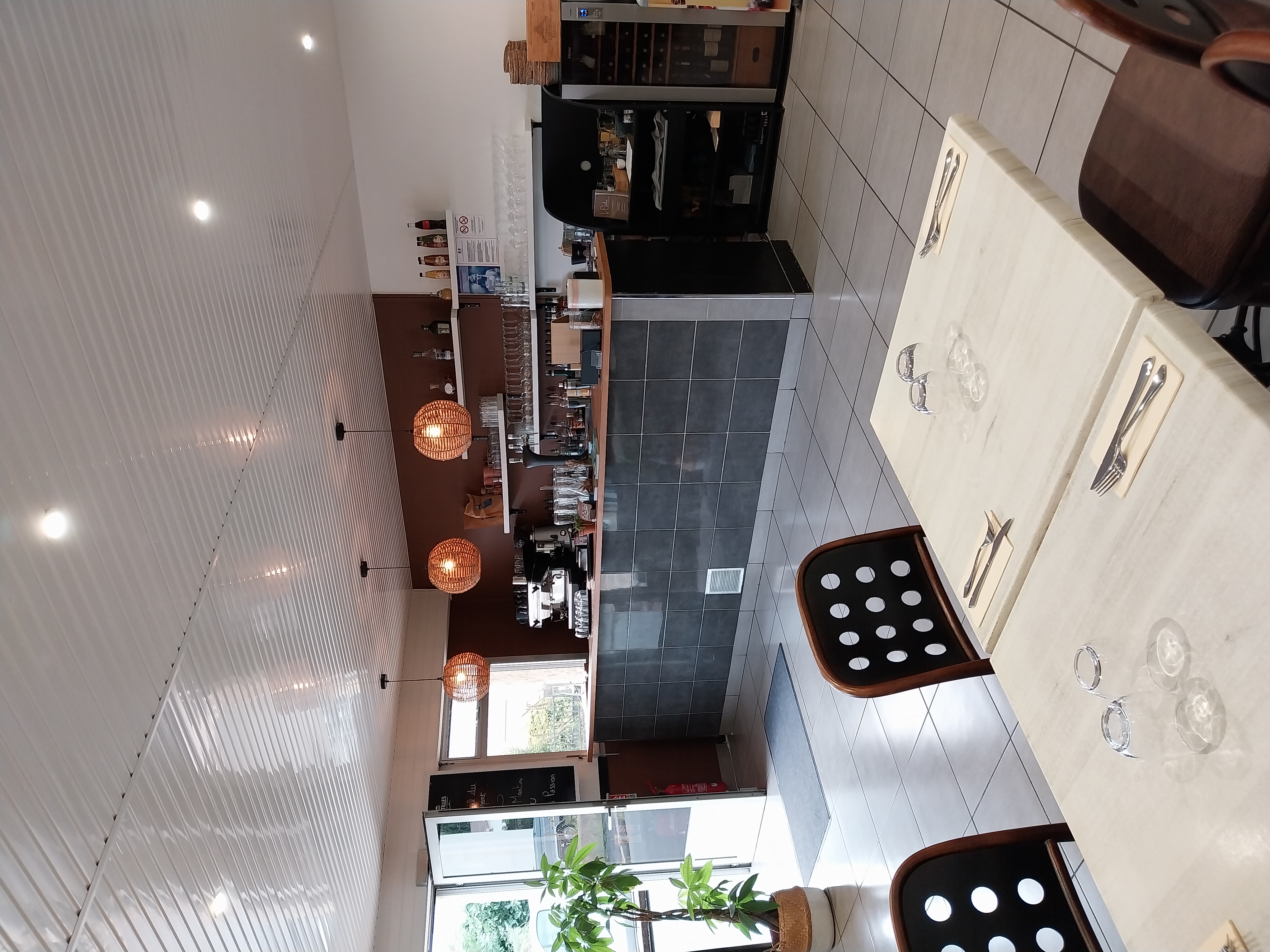 À VENDRE – Fonds de commerce restaurant avec Licence IV – 55 000€

📍 Emplacement stratégique : Situé dans un quartier attractif avec un fort passage, ce restaurant bénéficie d’une excellente visibilité et d’une clientèle fidèle.

🍽 Équipement complet : Cuisine fonctionnelle et bien entretenue, salle chaleureuse prête à accueillir vos clients dès le premier jour.

🍷 Licence IV incluse : Idéale pour développer une activité de bar ou brasserie et augmenter votre chiffre d’affaires.

💰 Prix attractif : 55 000€ – Affaire clé en main, parfaite pour un restaurateur ambitieux ou un investisseur !

➡️ À saisir rapidement ! Pour plus d’informations ou une visite, contactez-moi dès maintenant