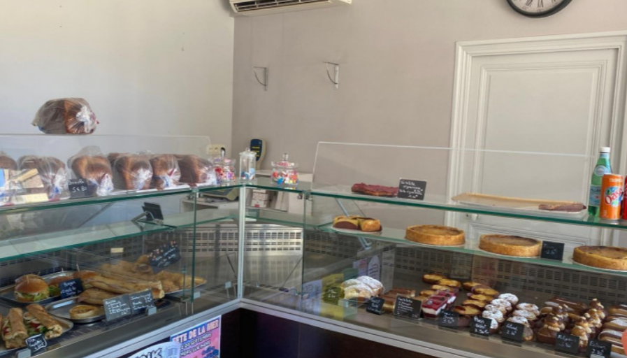 Située en plein centre-ville, cette boulangerie-pâtisserie bénéficie d’un emplacement stratégique avec une excellente visibilité. L’affaire, prête à être exploitée, offre une surface totale de 300 m² parfaitement adaptée à la production et à la vente. Le matériel est en bon état et permet une activité immédiate sans investissement supplémentaire important.

La boutique propose une large gamme de produits : pain et baguettes traditionnelles, galette des rois, Paris-Brest, cornu et autres pâtisseries.

Prix de vente : 330 000 € incluant le fonds

Points forts de l’affaire : emplacement central attractif, matériel en bon état, clientèle fidèle et possibilité de développer l’activité.

Cette boulangerie-pâtisserie représente une opportunité idéale pour un artisan souhaitant s’installer dans un secteur dynamique et profiter d’une affaire rentable dès le départ.

Pour plus d’informations ou pour organiser une visite, merci de nous contacter