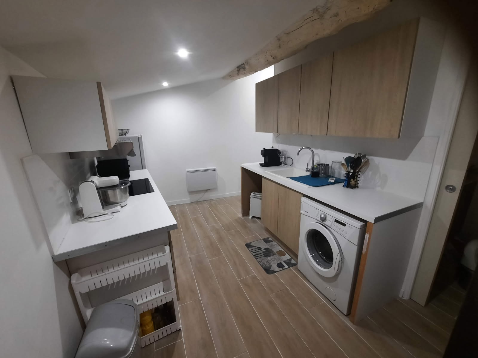 A vendre murs qui peut  servir de local pour professionnel ou autre à l étage appartement refait à neuf  chambre bureau, salle de bain, wc salon le tout 70m2