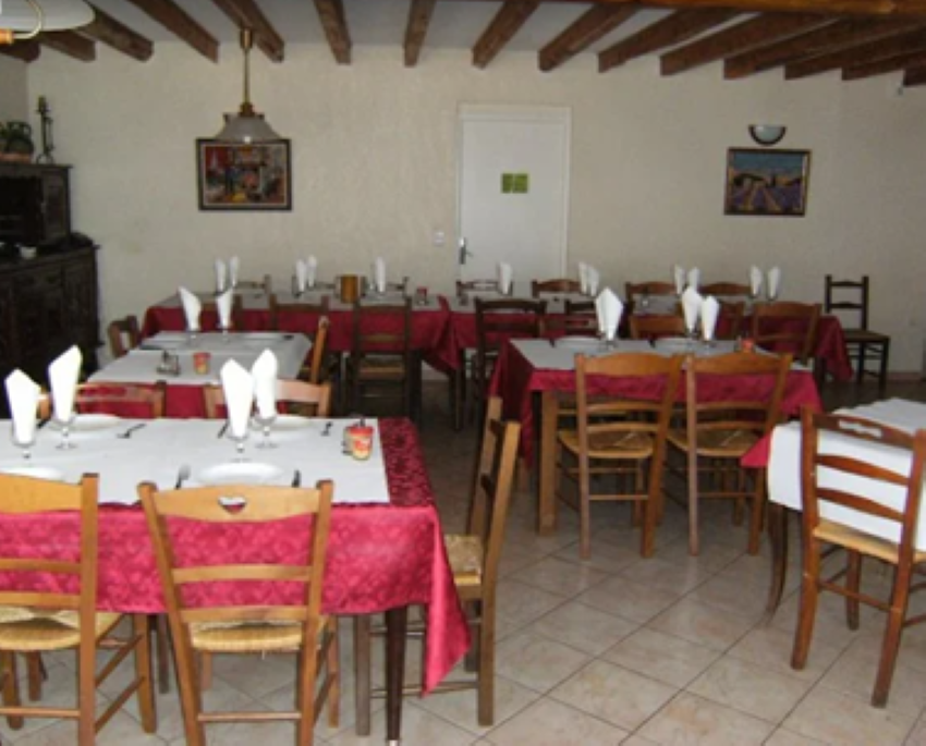 À vendre bar-restaurant avec activité Tabac et FDJ idéalement situé sur le chemin de Stevenson (GR70), au cœur d’un village dynamique de Haute-Loire, sur l’axe du Puy-en-Velay.​

Établissement de caractère, composé d’une salle de 54 couverts, complétée par une terrasse de 20 places, très apprécié d’une clientèle locale fidèle (particuliers, entreprises, collectivités) et d’une importante clientèle touristique de randonneurs et de passage.​

Affaire saine et bien tenue, aux normes (accessibilité PMR, hygiène, sécurité), avec contrôle régulier des équipements (hottes, extincteurs, électricité). Matériel entretenu et récent : chambre froide refaite en 2019, piano de cuisson acheté en 2024, plonge changée fin 2025, murs et sols refaits en 2024, permettant une reprise immédiate sans travaux majeurs.​

Surface de vente d’environ 170 m² avec réserve et laboratoire, offrant un outil de travail fonctionnel et adapté à l’accueil de groupes, de randonneurs et d’habitués. L’affaire est exploitée actuellement avec 1 dirigeant et 2 salariés permanents.​

Bon niveau d’activité avec chiffre d’affaires en progression sur les trois derniers exercices (détail sur demande), incluant les commissions tabac et FDJ. 

Prix de vente du fonds de commerce de 150.000 €.

Loyer attractif des murs de 850 € HT par mois.

Profil idéal : repreneur seul ou en couple souhaitant s’installer sur une affaire conviviale, avec potentiel de développement (animations, soirées à thème, élargissement des horaires et de la saison touristique, communication digitale).​

Cédant disposé à accompagner le repreneur pendant la reprise (transmission du savoir-faire, de la clientèle et des spécificités du tabac/FDJ).

Cette annonce est également publiée sur le site www.transentreprise.com ( https://www.transentreprise.com/offres/fiche/ARA263966H )