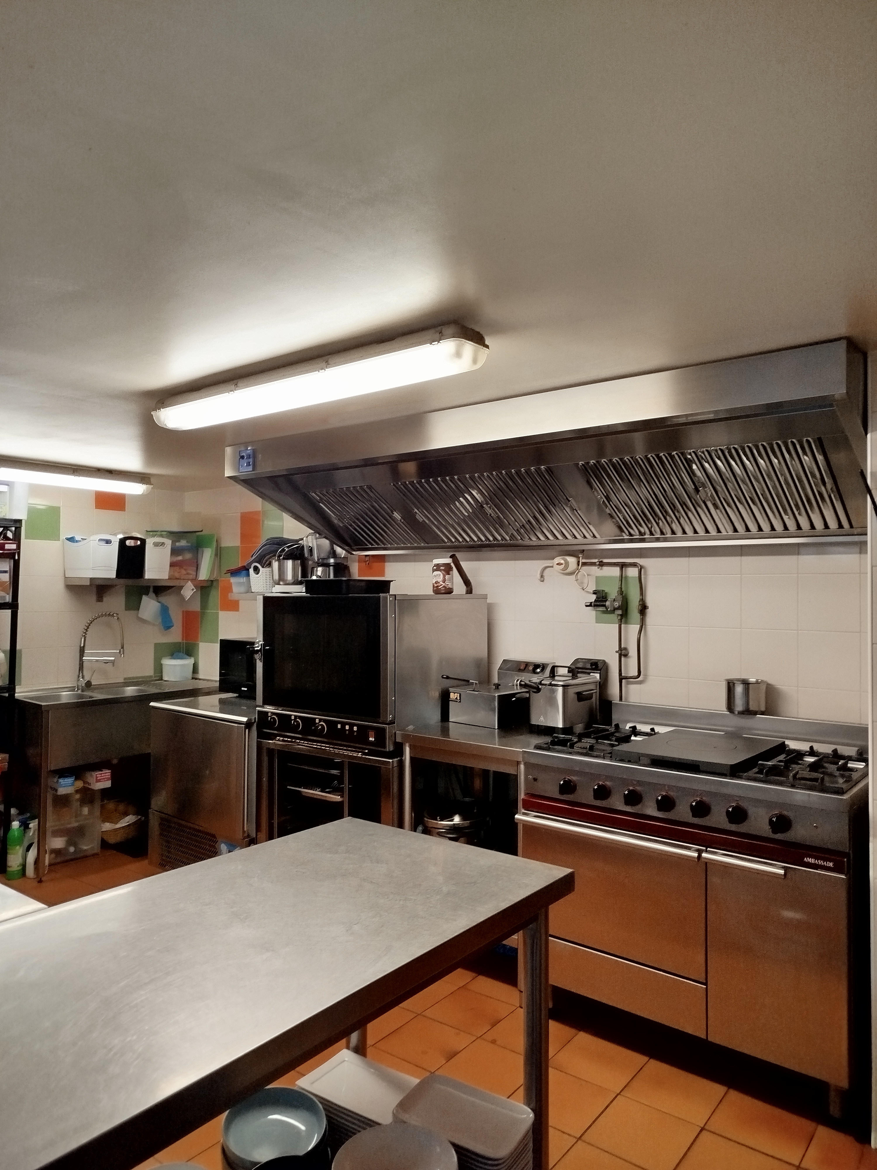 Multi rural bar restaurent point poste .

Etablissement de très bonne réputation , affaire très saine ,                   3 cantines scolaires
journalière 2 en emportées 1 en livraisons, repas pour personnes âgées, repas ouvriers le midi .
Ouvert du lundi au vendredi midi .

2 salles : RDC salle de 36 couverts
                  Etage: salle de 30 couverts
1 Terrasse été environ 50 couverts 
 
Weekend sur réservations pour groupes et associations , soirées animées et une fois par mois soirée à thème .

Vente du fond de commerce pour départ à la retraite .

Nous avons monter ce fond de commerce qui à une très bonne réputation et nous aimerions que le futur repreneur suive notre exemple .

Le prix est attractif mais :

La restauration ne s'improvise pas, alors SVP les personnes qui ne connaisses pas ce milieu tenez vous à l'écart de cette annonce .

L'établissement comporte également un très grand logement avec 2 SDB et WC privatif et de 3 chambre 1 Salon et 1 bureau et des dépendances .

Le loyer est de 720 € /mois 
la poste vous verse 420 €/mois   

Plus de photos disponibles.