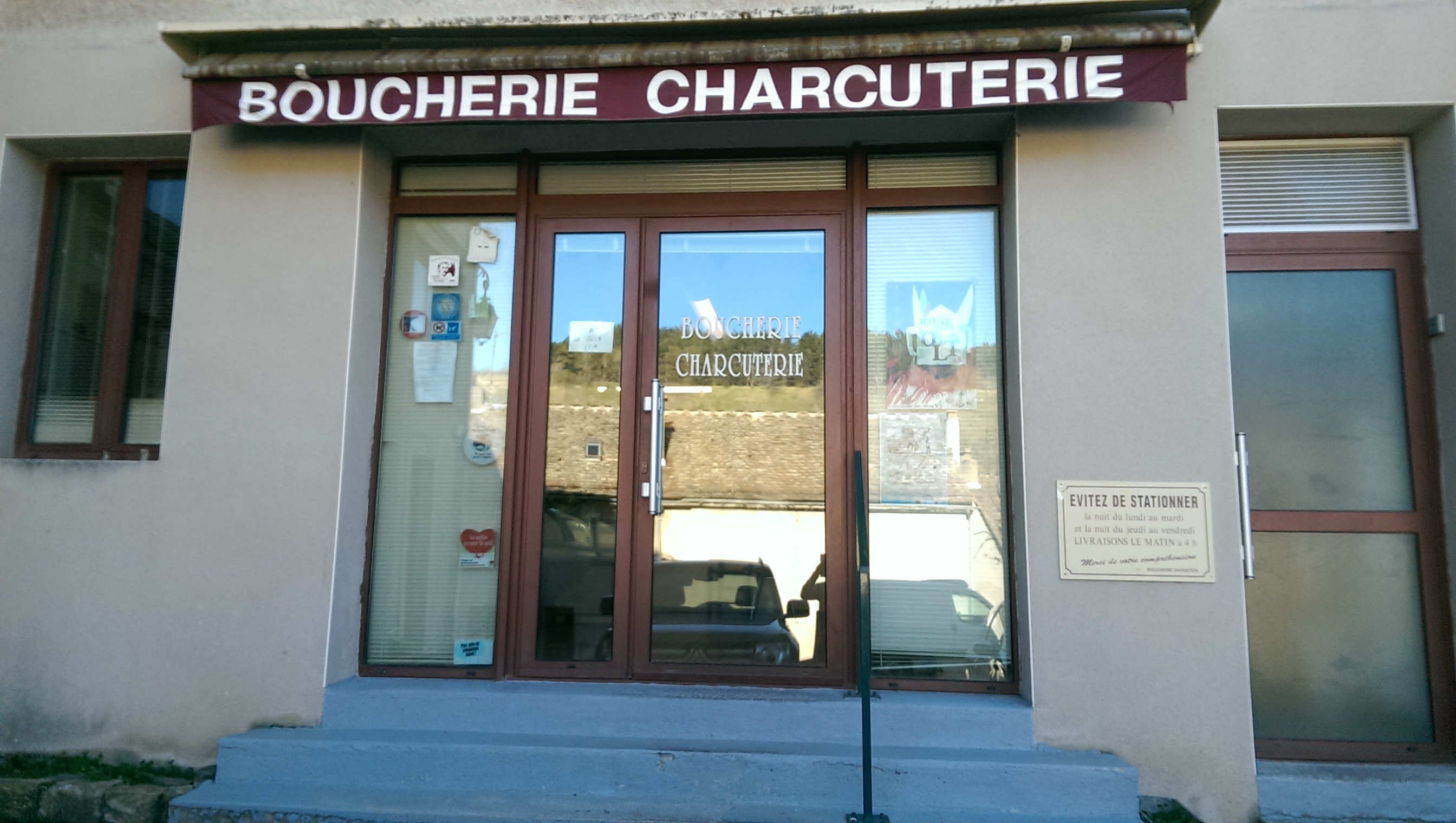 A la suite du au départ du précédent exploitant pour convenance personnelle la municipalité du Bleymard souhaite réinstaller une activité de boucherie-charcuterie dans un local au Bleymard-Mont Lozère. Situé au cœur d'un village dynamique bénéficiant d'une clientèle locale et touristique, ce commerce représente une opportunité rare pour un artisan souhaitant créer son fonds de commerce dans un territoire où le besoin est clairement identifié. 
Le Bleymard bénéficie d’une forte identité rurale et montagnarde, propice à l’implantation d’une boucherie artisanale. Le territoire est reconnu pour la qualité de ses élevages et de ses produits de terroir, notamment les viandes locales, salaisons et charcuteries. L’attachement des habitants aux circuits courts, conjugué à la fréquentation touristique du Mont Lozère, constitue un atout pour le développement d’une offre de qualité valorisant les producteurs locaux.
Le local comprend un magasin d'environ 25 m² et un atelier de préparation d'environ 10 m². 
Aucuns travaux ne sont à prévoir. Le local est proposé sans matériel, permettant au futur exploitant d'aménager son outil de travail selon ses besoins. Disponibilité immédiate.
Condition location : Bail 3-6-9 -300€/mois - Possibilité de mise à disposition d’un logement communal.
