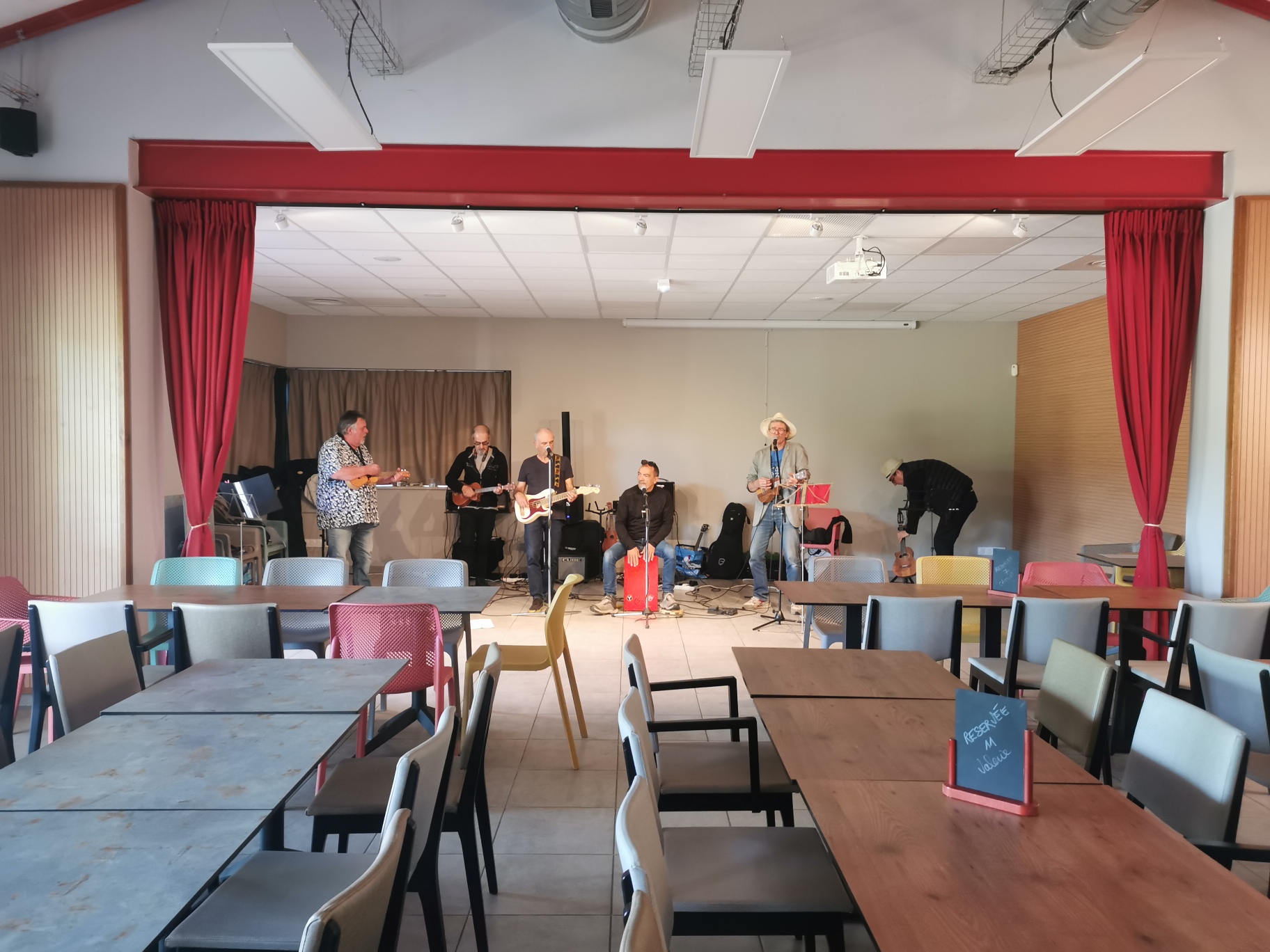 Nous proposons à la reprise un bar-restaurant bien situé au centre du village, idéalement placé pour attirer une clientèle variée. Ce lieu chaleureux et convivial est actuellement exploité avec un service de cantine le midi, offrant une base solide pour développer et dynamiser l’affaire.
La salle de restauration fait 120 m2 et la terrasse 80 m2.

Nous recherchons un repreneur motivé et dynamique, avec une expérience dans la restauration et une vision claire pour développer et animer ce lieu. Une connaissance du marché local et une capacité à innover seront des atouts majeurs.

La cuisine professionnelle est entièrement équipée, le mobilier de salle en très bon état. Tous le matériel, mobiliers et ustensiles sont présents. Un équipement multimédia est également installé.

Une affaire prête à démarrer sans investissement.

Ne manquez pas cette opportunité de reprendre un établissement avec un fort potentiel de croissance et de devenir un acteur clé de la vie locale !
Pour plus d'informations ou pour organiser une visite, n’hésitez pas à nous contacter.
