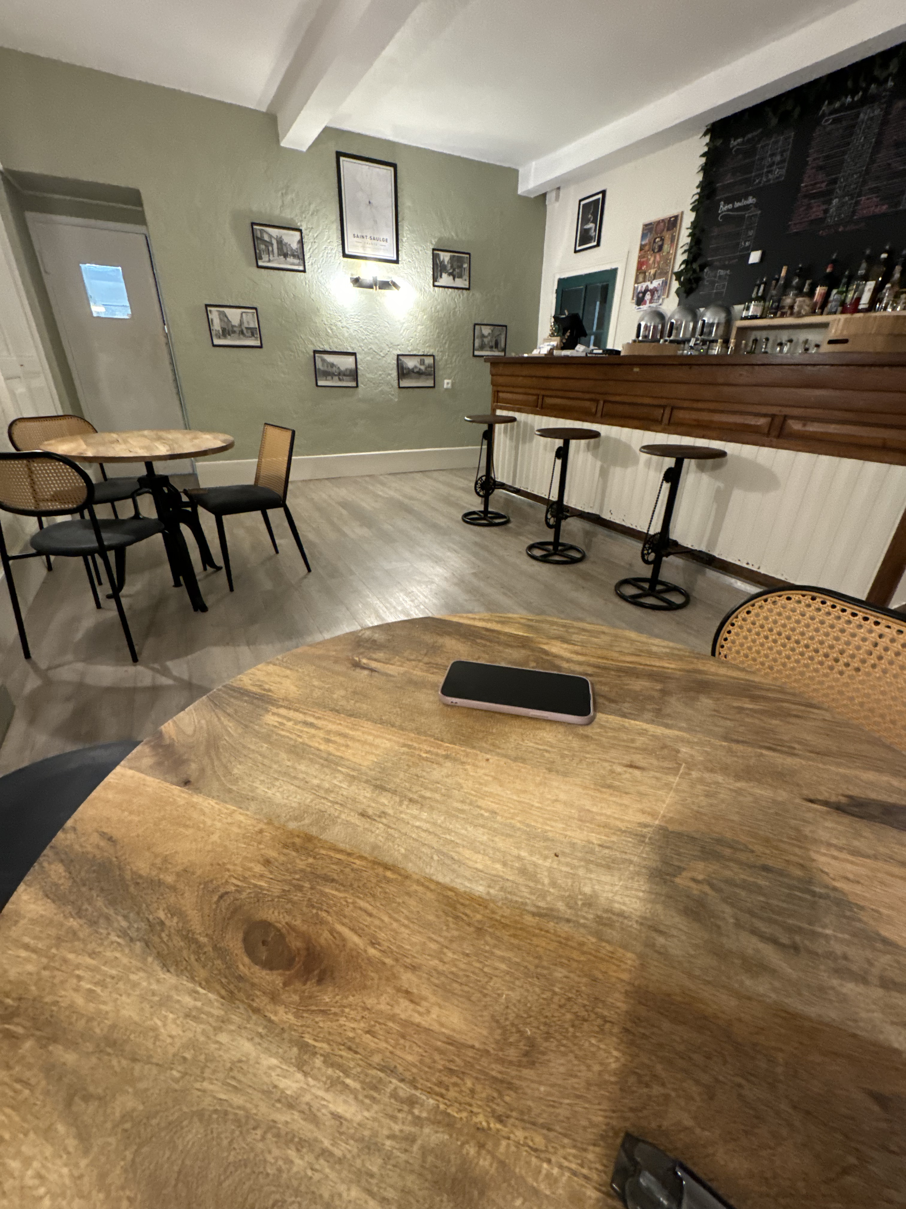 Vous envisagez de quitter la ville pour entreprendre à la campagne ? 
À Saint-Saulge, au cœur de la Nièvre, la commune recherche un professionnel, un couple ou des porteurs de projet souhaitant redonner vie à un hôtel-restaurant situé dans la rue principale du village.

Une opportunité pour développer votre propre activité dans un environnement rural et touristique, tout en disposant d'un logement sur place et en participant à la vie locale.

Un établissement avec plusieurs activités possibles

L'établissement, d'une surface totale d'environ 170 m², comprend :
•	un restaurant équipé, avec une partie du matériel déjà disponible ;
•	une cour intérieure pouvant être aménagée en terrasse ;
•	un hôtel de 9 chambres ;
•	un logement sur place, facilitant l'installation du ou des exploitants ;
•	des possibilités de développement de la capacité d'accueil et des services proposés.

L'établissement sera mis à disposition dans le cadre d'un bail commercial comprenant la licence IV. 

Loyer envisagé : 1 500 € HT par mois.
Pas de reprise de fonds de commerce, mais un apport personnel est nécessaire.

Une activité à construire au cœur du village

La commune souhaite retrouver un établissement accueillant et convivial, ouvert aussi bien aux habitants du territoire qu'aux visiteurs et professionnels de passage.

Pour la partie restauration, le projet devra proposer une cuisine préparée sur place à partir de produits frais, en privilégiant autant que possible les producteurs locaux. Une offre associant spécialités du terroir et restauration de type brasserie est recherchée.
Les 9 chambres de l'hôtel permettent parallèlement de développer une offre d'hébergement destinée notamment aux touristes, familles, randonneurs, cyclotouristes, pêcheurs et professionnels en déplacement.

Une implantation dans un territoire tourné vers le tourisme de nature

Saint-Saulge est située dans un environnement propice au tourisme vert, à proximité du Morvan, du canal du Nivernais et de Vézelay.

L'offre de restauration et d'hébergement étant limitée sur le territoire, la réouverture de cet établissement répond également à un besoin local.

Un projet professionnel, mais aussi un projet de vie

La commune souhaite accueillir un professionnel, un couple ou des porteurs de projet ayant envie de s'inscrire durablement dans le territoire.

La présence d'un logement sur place, l'emplacement de l'établissement au cœur du village, la cour intérieure et les possibilités de développement permettent d'envisager conjointement activité professionnelle et installation personnelle dans la Nièvre.

Que vous soyez déjà professionnel de l'hôtellerie-restauration ou que votre projet s'inscrive dans une démarche de changement de vie et d'installation en milieu rural, la commune est à la recherche d'un projet solide et durable, capable de faire vivre pleinement cet établissement.

Vous souhaitez découvrir les lieux ?

Des visites sont organisées sur rendez-vous. Les caractéristiques techniques du bâtiment, les équipements disponibles ainsi que les modalités du bail seront présentés aux candidats à cette occasion.

Faites connaître votre projet et venez découvrir les possibilités offertes par cet hôtel-restaurant au cœur de la Nièvre.
La commune est mobilisée pour accompagner la réouverture de cet établissement stratégique pour la vie du territoire.
