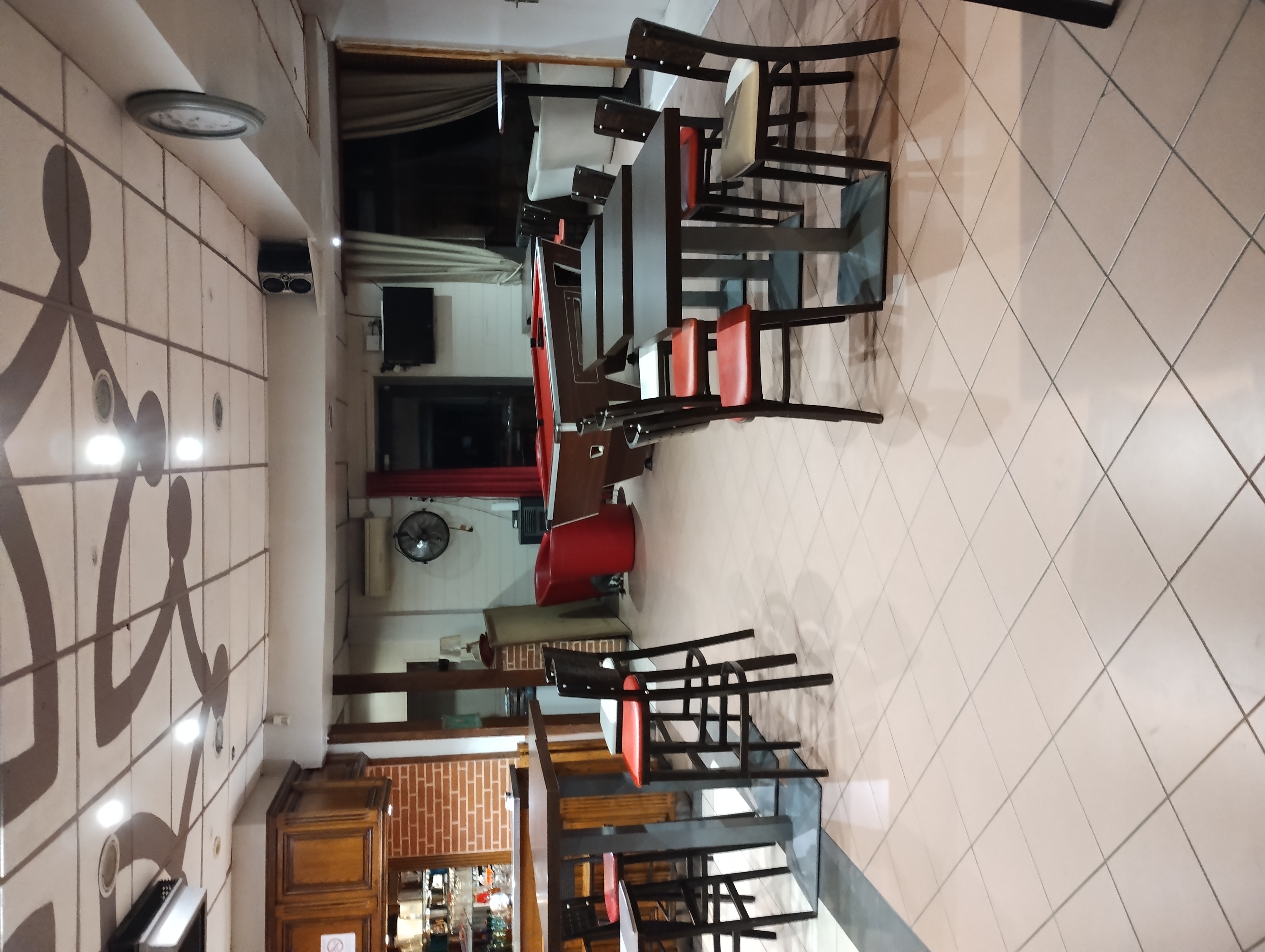 sur un axe trés fréquenté, possibilité de developper encore plus l'activitée, gros potentiel.
Mur et fond a vendre.
Le commerce fait 125 m2 entre salle et cuisine.
Le logement au dessus meme surface avec en plus comble emmenagé.
En dessous du commerce 2 autres niveau de 125 M2 avec en plus un jardin de 200 a 300 m2.
Le dernier bureau de tabac de la commune.