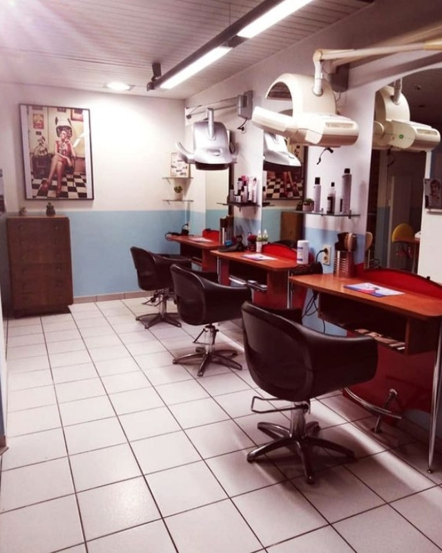 Salon de coiffure dans petit village dynamique avec de nombreux commerces ( école, pharmacie, épicerie, boulangerie, boucherie...)
Place de parking juste devant.

Le salon est équiper informatiquement avec logiciel au norme, et prise de rendez-vous possible en ligne.
Il possède 5 postes de coiffages + un poste enfant et 3 bacs à shampooing.

Petite arrière pièce avec machine à laver + Grande pièce arrière.
Grande vitrine. Salon lumineux et climatisé.
Accès handicapé avec rampe.
