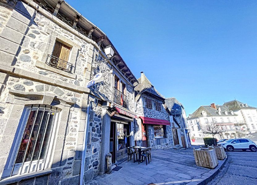 À vendre bar tabac presse situé au cœur d un village sur un axe cantal/Aveyron fréquenté. Passage obligé pour l agglomération et les randonneurs.
D une surface de 50 m2, de 20 places assises et une terrasse extérieure de 20 à 40 places assises.
Attenant au bar, une maison privative de 191m2 sur deux niveaux avec de grand volume ( 3 chambres, 1sdb, 1salon/séjour et une cuisine), un garage et un terrain privatif de 350 m2.
Aucun travaux n est à prévoir (pompe à chaleur neuve).
Potentiel de développement.
Prix de vente du fonds 50000€ + maison 90000€.