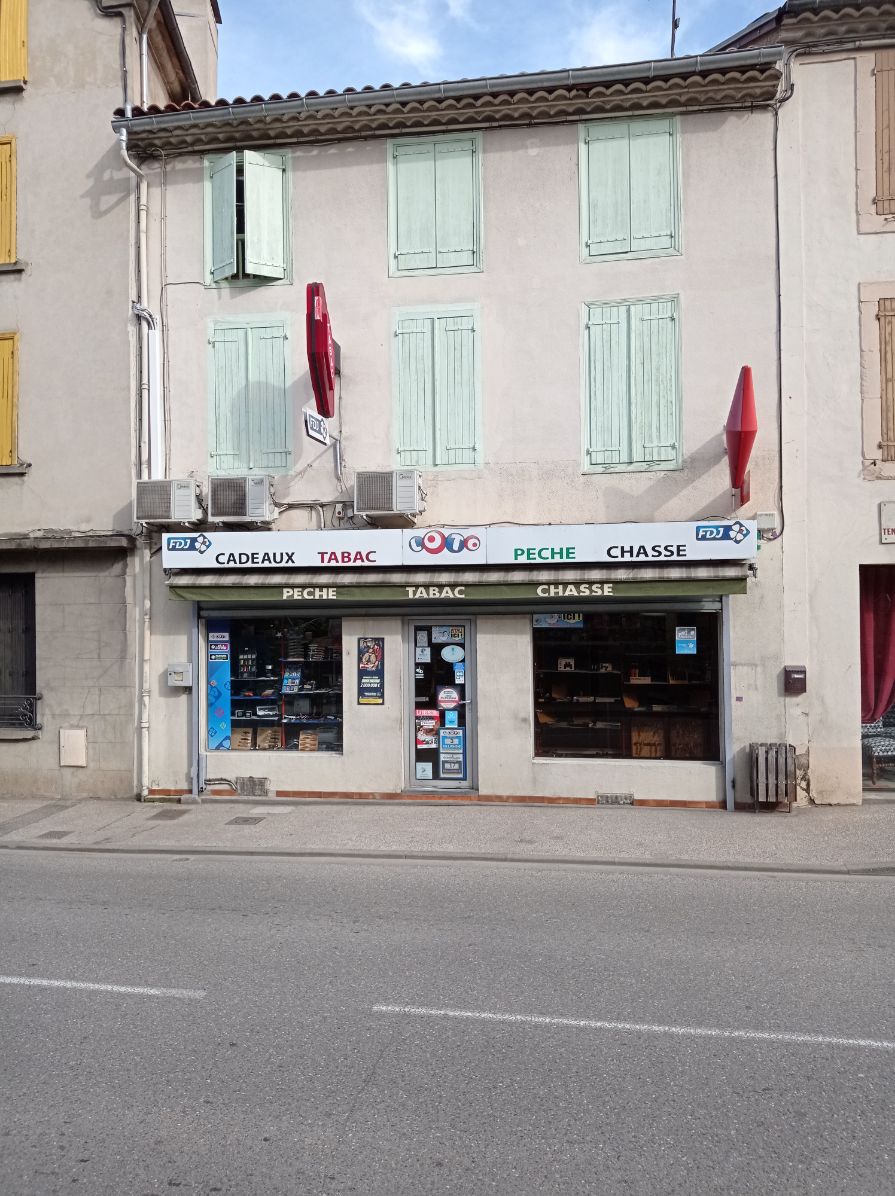 Bureau de tabac , loto, FDJ, pêche, à vendre, cause départ retraite,  centre ville dans l'Ariège. Tenu par la même famille depuis 50 ans . Murs dont maison à étage située sur le bureau de tabac. Prix total : 174.000€.