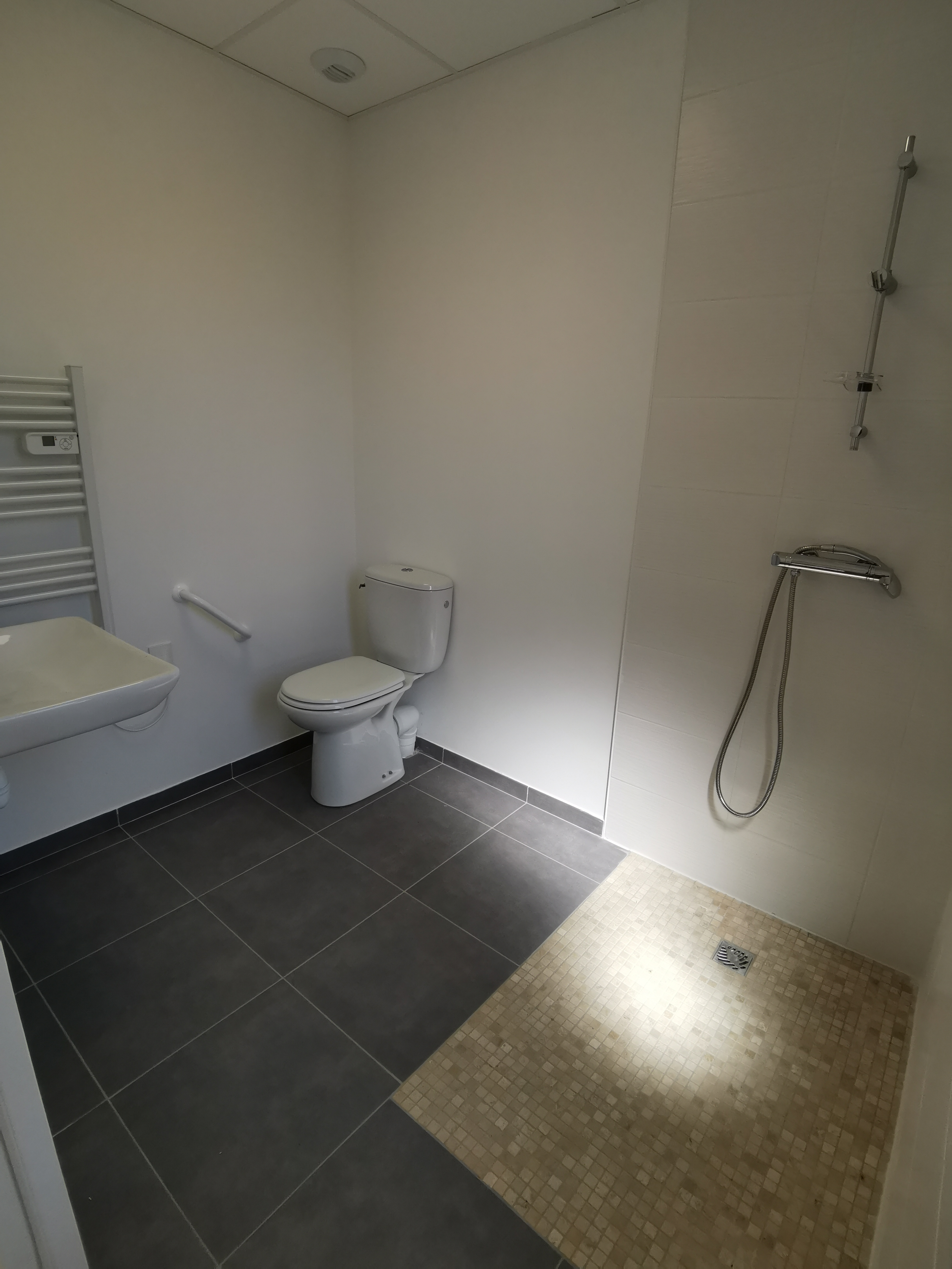 A louer, local commercial de 50 m² en centre bourg, première utilisation, idéal pour activité de salon de coiffure, comprenant : salon (33,3 m²), réserve (4,50 m²), espace détente (7,4 m²), sanitaire - douche (4,1 m²). Disponible de suite.