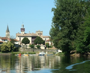 Authentique épicerie de proximité multi-services existante depuis 1948, située sur la place centrale d'un village dynamique et charmant du Lot-et-Garonne, dispose d'une belle surface commerciale d’environ 80m², d'un agencement récent et fonctionnel et d'une cuisine (environ 15m²) entièrement équipée pour la préparation de plats faits maison et sandwichs, une réserve d’environ 43 m2 . Il bénéficie également d'une belle affluence touristique en été. Le loyer (800 € HT), comprenant le commerce et le logement T4 (environ 100m²), représente 3,5% du CA 2022. Possibilité d'avantages fiscaux liés à la zone de revitalisation rurale. Affaire idéale pour un couple aidé d'un employé pour la saison estivale (coût budgétisé) .Possibilité d’acquérir les murs.