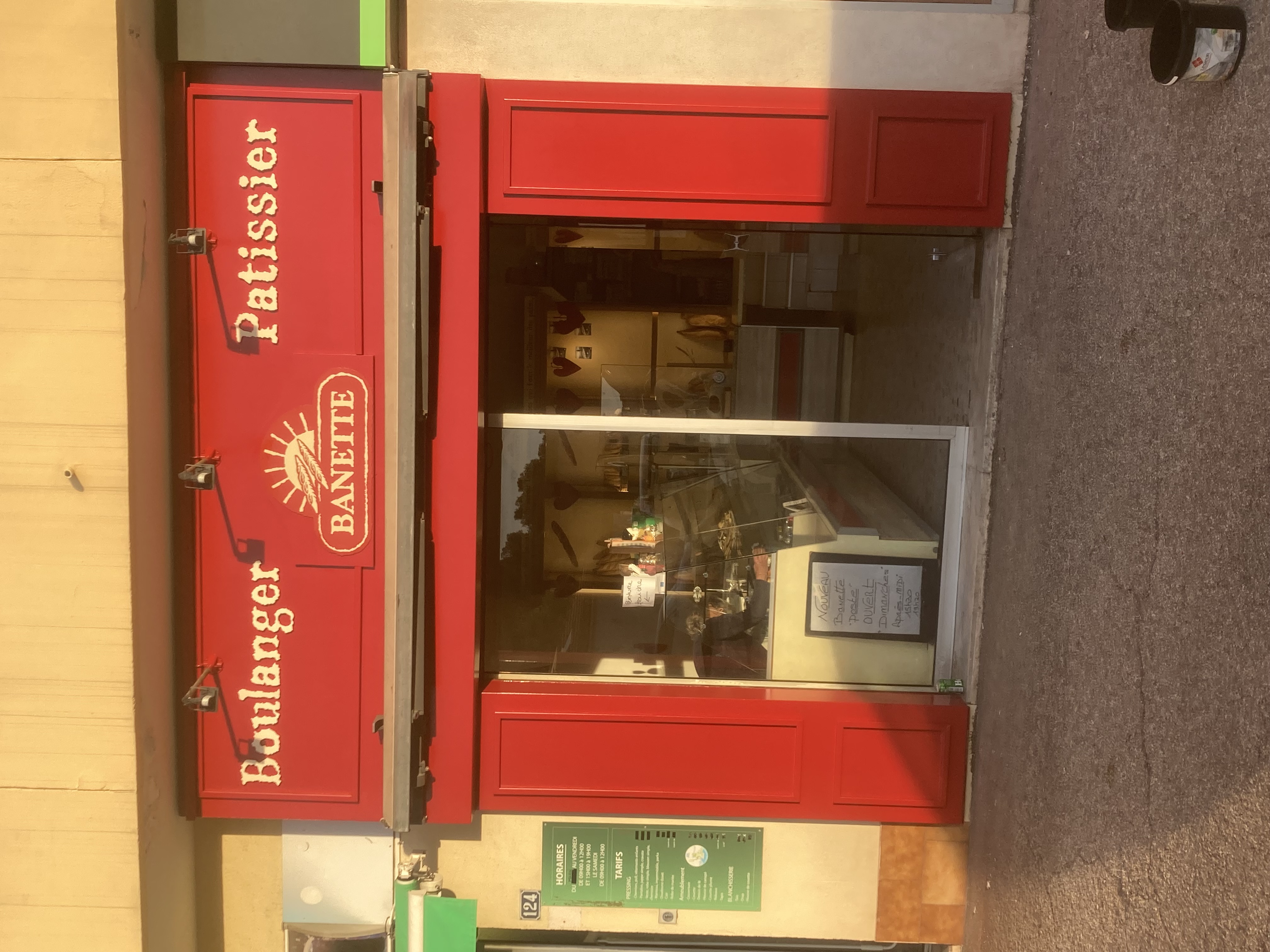 A Bandol 83150 (PACA) cession de bail commercial ( dépôt de pain actuellement et tout activité possible Sauf restauration )local de 30 m2 idéalement situé dans un secteur dynamique.le local comprend un espace de vente ,une réserve ,des sanitaires et un point d eau et bénéfices d un emplacement à proximité immédiate de pharmacie,tabac,et de nombreux commerces