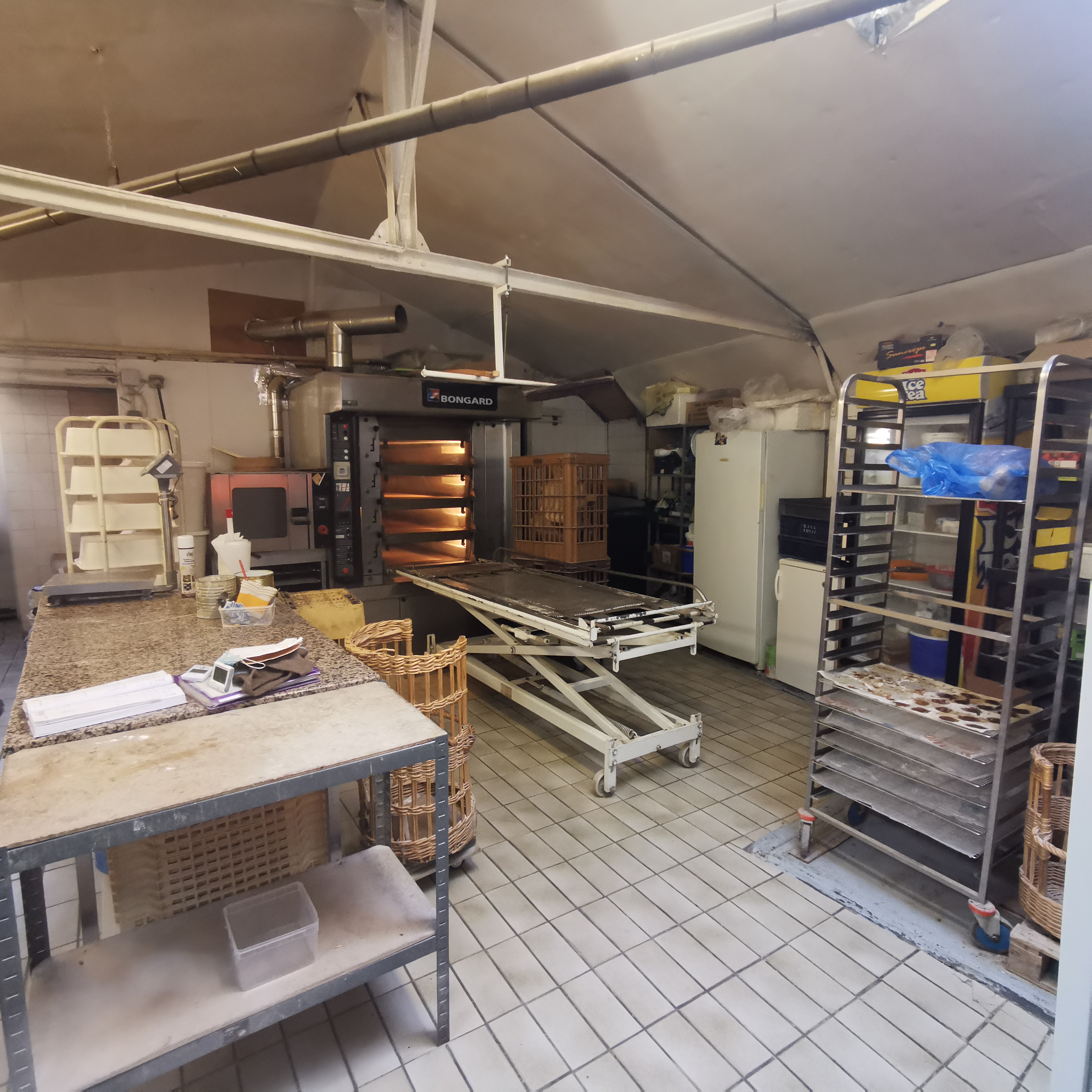 À vendre pâtisserie, boulangerie, implantée plein centre du bourg.
Cette affaire est à redynamiser, et à développer, sur la gamme salé semaine et week-end.
Un labo fonctionnel, pratique et agréable à travailler, aucune marché du labo au magasin, tout de plein pied.
Depuis octobre, le chiffre d'affaires est en petite évolution, ainsi que le nombre de quintaux. 
Avec un grand appartement de environ 110m2, 1 grand séjour, salle de bain, et petite chambre au 1er et au 2ème 2 chambres donc une grande chambre palière.