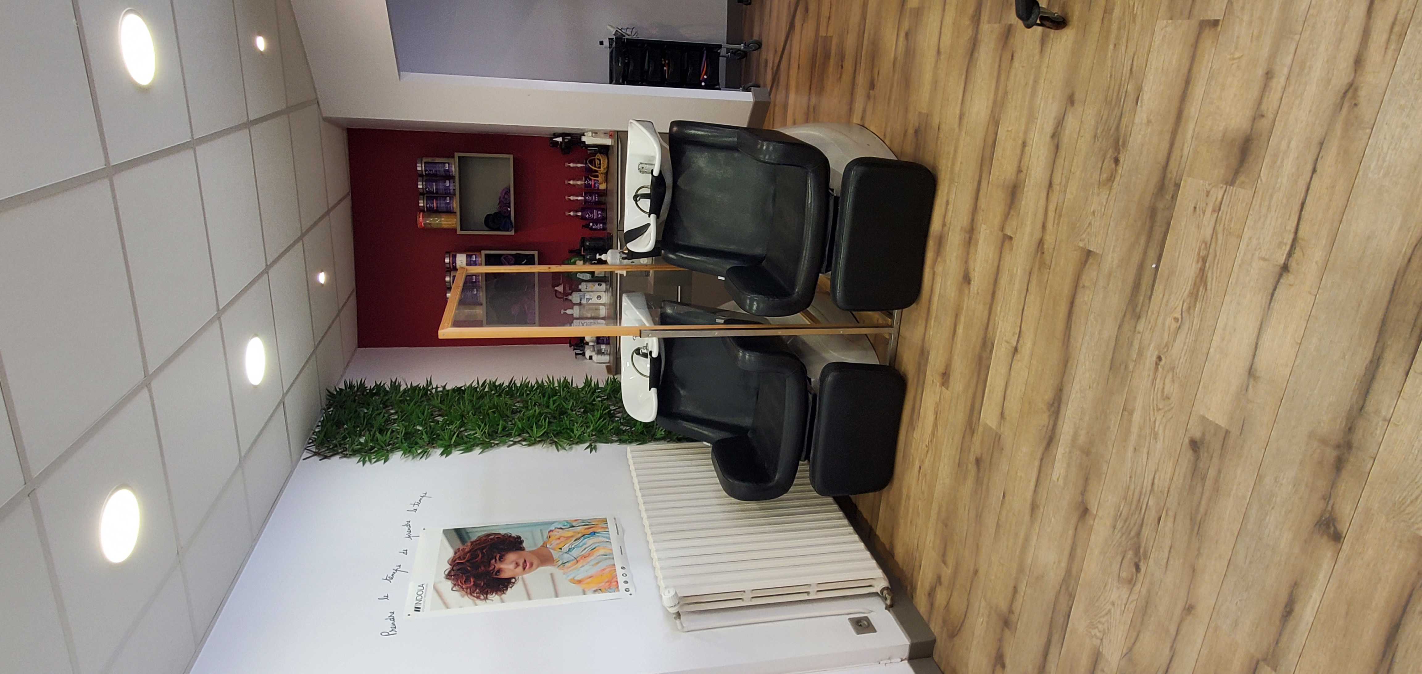 Vends fond de commerce d'un salon de coiffure, pour cause santé ,très bon Chiffres d'Affaires.
Clientèles fidèles ,situé à 1 heure de trajet de la côte Vendéenne, dans une commune tranquille de 800 habitants.
Prix de vente discutable.
1 employée en CDD .
N hésitez pas à me contacter pour plus de renseignements ,soit par mail ou par téléphone.