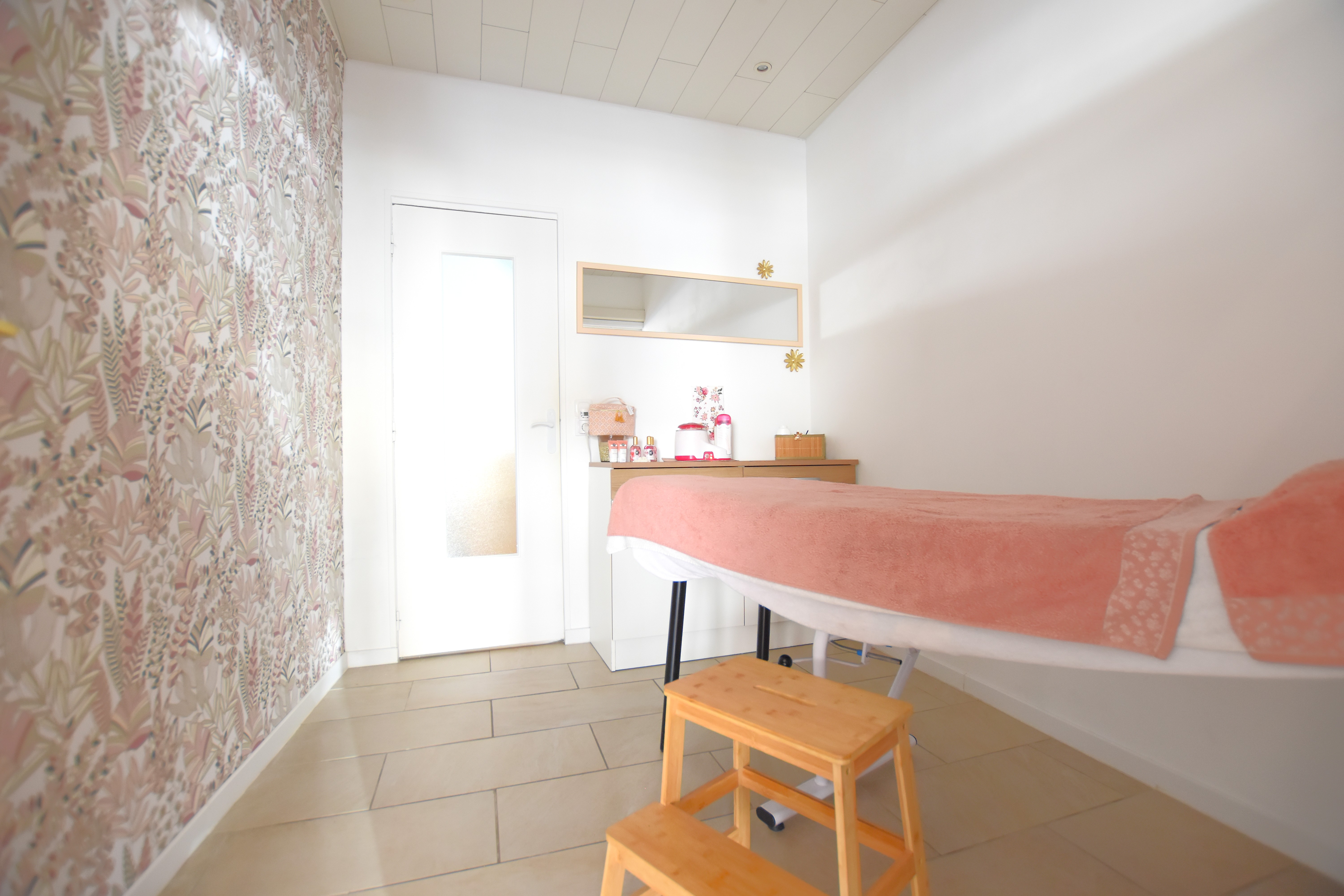 David et Kim de BLB Immobilier ont le plaisir de vous présenter ce fonds de commerce / local professionnel idéalement situé en plein cœur du centre-ville du Perray-en-Yvelines, à proximité immédiate des commerces, de la gare et du stationnement public.

Ce local de 38 m² se compose d’une entrée accueil lumineuse de 15,51 m², parfaite pour recevoir vos clients dans un cadre professionnel et accueillant.
2 pièces indépendantes (6,68 m² et 6,87 m²), actuellement utilisées pour des soins, et qui peuvent être réaménagées selon vos besoins : esthétique, bien-être, paramédical, libéral ou bureau.
Un coin cuisine fonctionnel et une salle d’eau avec WC complètent ce bien.

Le local bénéficie également de deux belles vitrines offrant une excellente visibilité :

1ère vitrine : 3,15 m²

2ème vitrine : 3,14 m²

Le tout dans un état irréprochable, avec des travaux récents, une climatisation réversible, et une ambiance moderne, propre et apaisante.

Bail 3/6/9 Loyer : 600 €/mois charges comprises

Les + du bien :

Emplacement premium en plein centre-ville du Perray-en-Yvelines

Deux vitrines offrant une visibilité maximale (plus de 6 m² linéaires)

Travaux récents aucun frais à prévoir

Climatisation réversible

Local sain, lumineux et prêt à l’emploi

Idéal pour toute activité professionnelle, libérale ou commerciale

Une opportunité rare sur le secteur du Perray-en-Yvelines — idéale pour développer votre activité dans un environnement dynamique, à fort passage et recherché.

Contactez dès maintenant votre duo Essartois : David & Kim BLB Immobilier
Disponibles 7J/7 au 06.74.63.97.71 / 06.76.08.50.55 • david@blbimmo.fr • kim@blbimmo.fr

Informations sur les risques (ERP) : www.georisques.gouv.fr
Annonce rédigée sous la responsabilité de Mme LE CORRE Kim, RSAC Versailles n° 795 069 665.