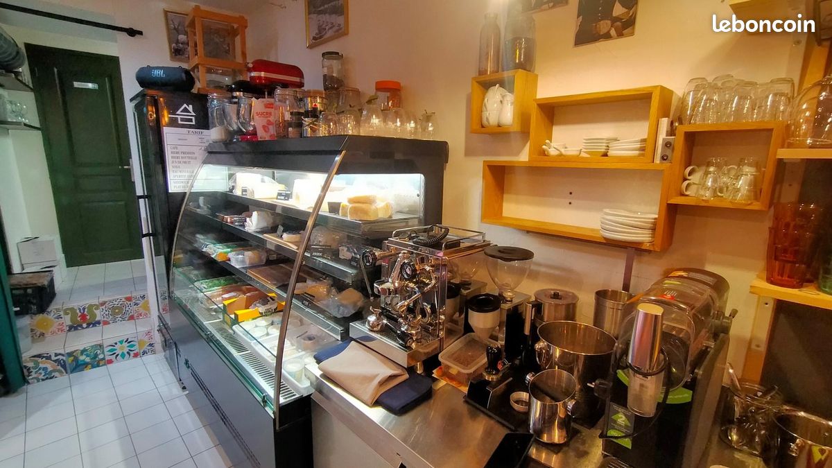 Casa Tilio est une charmante épicerie fine italienne à reprendre en plein cœur de Prayssac avec petite activité de restaurant/traiteur. La salle de restaurant accueille 17 couverts avec la possibilité d'installer une terrasse en devanture d'environ 30 couverts. Le commerce a su séduire et développer une clientèle locale et fidèle attirée par ses produits de qualité et sa cuisine faite maison. L'activité bénéficie d'un attrait pour la clientèle touristique en saison également.

Fonds de commerce vendu avec certains équipements et matériel pour démarrer une activité. Petite arrière cuisine et sanitaires.

Bail 3/6/9 en cours mais échéance fin octobre.