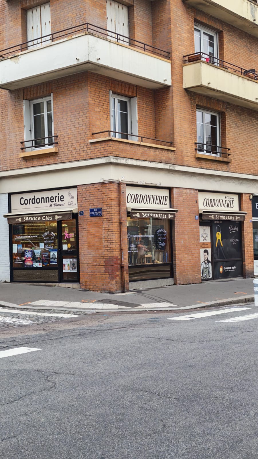 À Vendre - Fonds de Commerce Cordonnerie / vente cause départ retraite .
-Clés Minute , réparation maroquinerie, vente produit entretien
-agréé Paraboot , Heschung (equipé machine black et petit point)
-située dans le centre-ville du Havre. emplacement 1°choix
400 m de la plage
-trés belle opportunité , possibilité formation pour transmission

Caractéristiques du commerce :
- Local en angle d'environ 38m² avec 3 belles vitrines offrant une excellente visibilité
- Surface de vente 15 m²
- Atelier et bureau 23 m²
- Activité, avec une bonne rentabilité et un bon chiffre d'affaires

Contactez nous pour plus d'informations ou pour organiser une visite
loyer mensuel : 1000 euros (hors charges)
CA: 164 000  euros HT      du 1 octobre 2024 au 30 septembre 2025
PRIX DE VENTE 80 000 euros