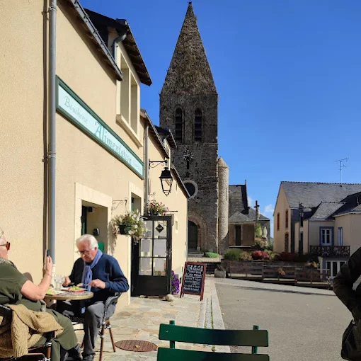 Située à 15 minutes de Laval, au cœur d’une Petite Cité de Caractère de la Mayenne, sur la place principale de la commune avec places de stationnement, à proximité de la mairie et du Bar tabac. 

Plusieurs services proposés : épicerie, restauration, traiteur, gîte (ou chambre d’hôtes).

Equipements : cuisine refaite à neuf en 2020 toute équipée avec rôtissoire, four professionnel, gazinière, friteuse, plancha, deux chambres froides.

Epicerie de 40m² avec le matériel nécessaire pour entreposer (gondoles), caisse, plusieurs vitrines (réfrigérateur, congélateur, traiteur).

Salle de restaurant de 30 m²

Gîte de 80 m² de 7 couchages avec cuisine équipée .

Prix fonds de commerce : 5 000€
Bail commercial, loyer de 500€ hors électricité
Possibilité de logement sur place

Disponible en juillet 2025