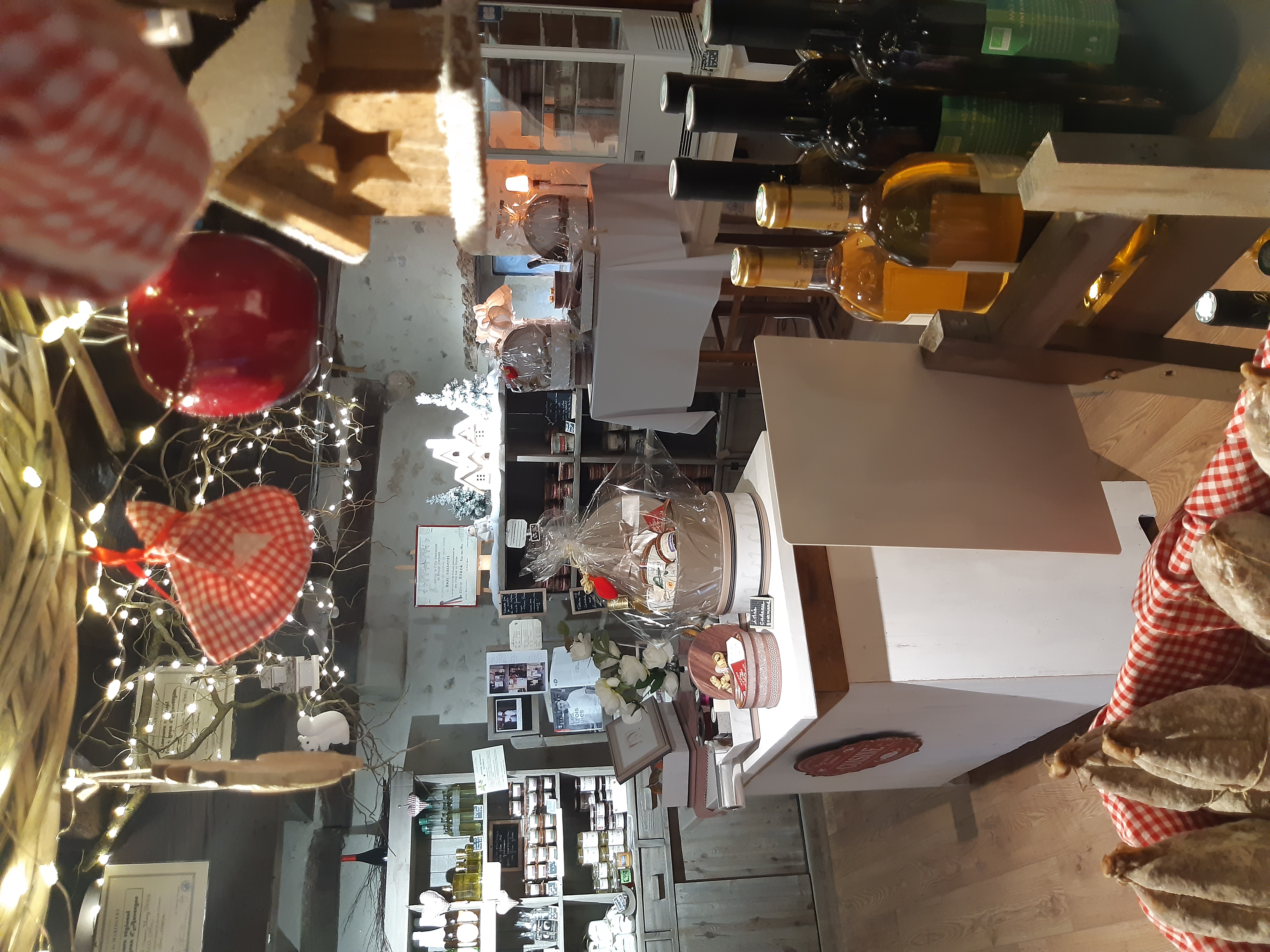 Boutique épicerie fine dans village classé plus beau village de France . Très belle opportunité à concilier  vie familiale et professionnelle . 
Village touristique qui accueille  environs 300.000 visiteurs. Les artisans et commerçants (env 30) et l'office de tourisme mettent tous leurs professionnalisme pour garder la reputation de ce beau village de France