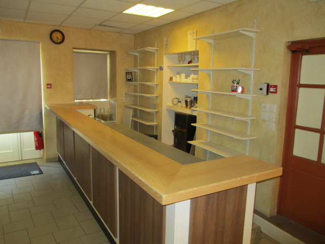 Reprise d’un commerce multifonctionnel à CROIZET SUR GAND

Nous recherchons un gérant (cuisinier) pour commerce : bar, restaurant et épicerie, comprenant :
-	Un bar convivial, 
-	Un restaurant avec cuisine équipée, qui devra être ouvert 5 jours par semaine minimum, y compris vendredi, samedi et dimanche 
-	Une épicerie de proximité
Ce commerce est situé 30 Place de l’Eglise (au cœur du village). 
Cet établissement bénéficie d’une clientèle fidèle et d’un potentiel de développement (animations, plats emportés, produits locaux).
•	Le commerce est doté d’un logement de 64m2 de type (situé au-dessus du commerce), comprenant une pièce à vivre, deux chambres, une salle de bain et toilettes.
•	Le local commercial de 175 m2 comprend une salle de restaurant, une épicerie et une cuisine.
•	Locaux annexes de 230m2 (cave, garage et cour)
Loyer : 500 euros/ mois (la mairie étant propriétaire du fonds de commerce et des murs et de la licence IV).
Disponible à partir du 15 avril 2026.
Croizet sur gand est un village de 320 habitants, situé à 20 kms de Roanne et 23 kms de Tarare.
Pour plus d’informations et une visite, contactez-nous dès maintenant en Mairie au 04 77 63 21 80.