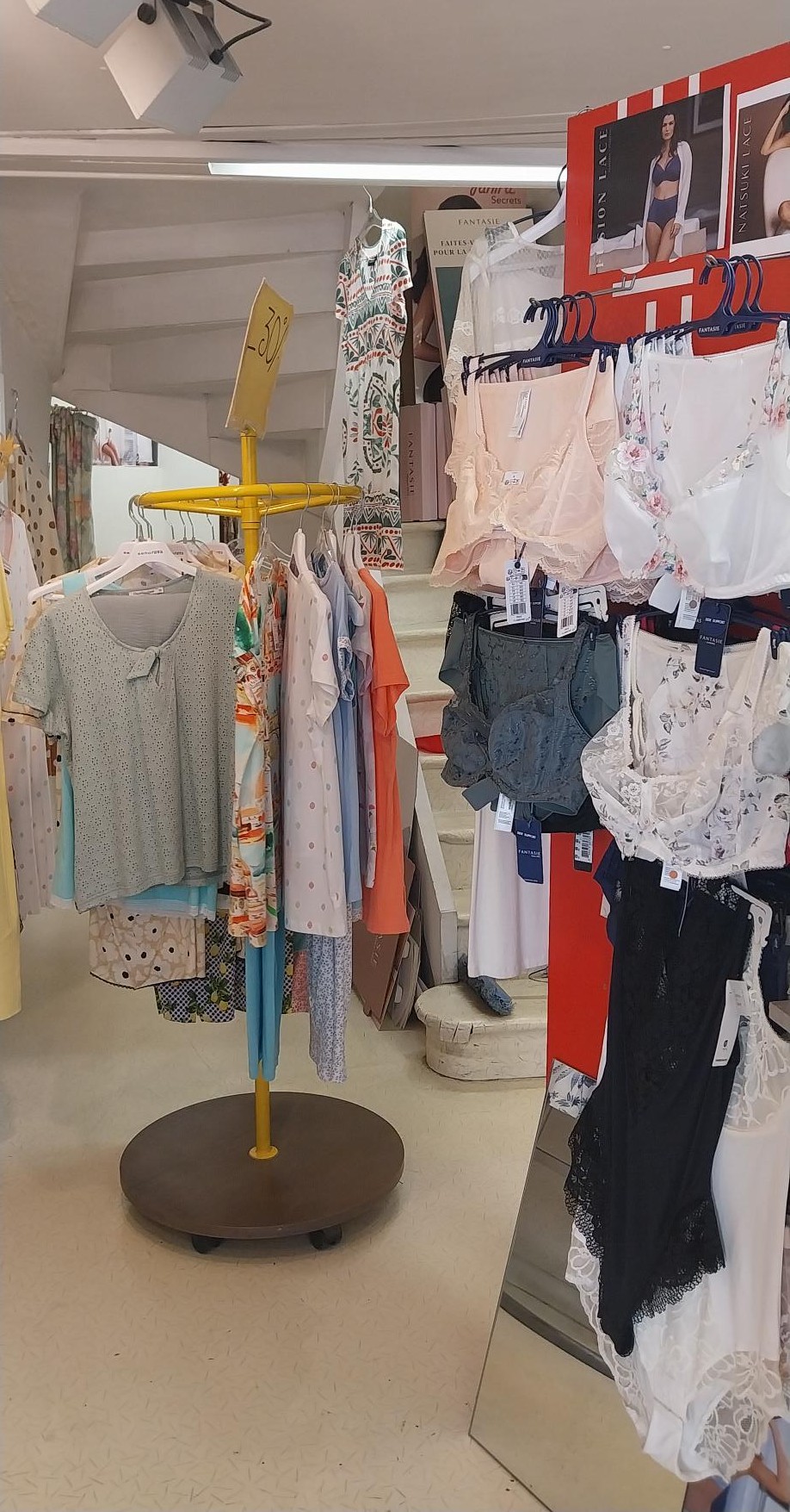VENDS FOND DE COMMERCE, pour cause départ à la retraite 
Boutique de LINGERIE FINE créée en 1990, 36 ans d’activité , situé à Condom dans le Gers en Occitanie, ville de 8000 habitants, zone chalandise 19000 habitants, sur le parcours Saint Jacques de Compostelle.
Nombreux Atouts :  
Clientèle fidèle 
Emplacement n°1 
Stock et mobilier inclus 
Ambiance chaleureuse et soignée, 
Affaire clé en main, 
Idéal pour reprise immédiate.
Surface de  32 m² au sol 
Pour tous renseignements, veuillez nous contacter