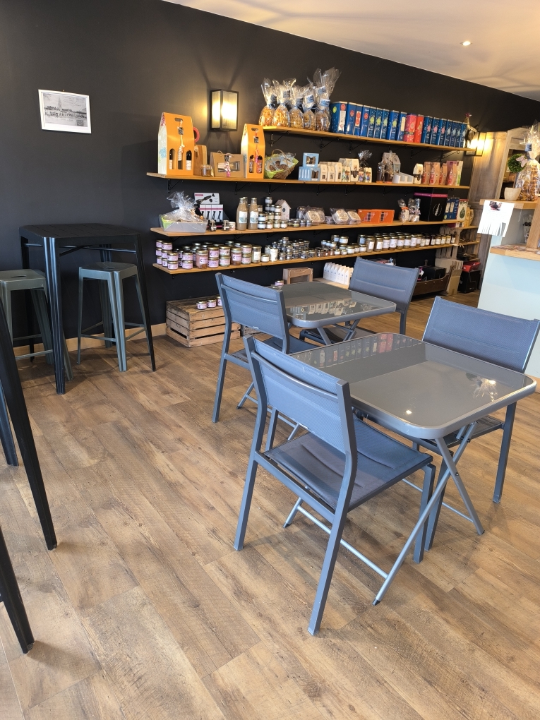 Pour cause départ à la retraite, je propose à la vente un commerce convivial , chaleureux et bien implanté dans la commune.
Épicerie fine- produits régionaux-cave à vin-bar à vin 
Un commerce de proximité bénéficiant d'une clientèle fidèle et d'un emplacement de choix à proximité d'un parking.
Activité diversifiée autour du vin , produits du terroir et de l'épicerie fine offrant encore de nombreuses possibilité de développement pour un repreneur souhaitant faire évoluer l'activité.