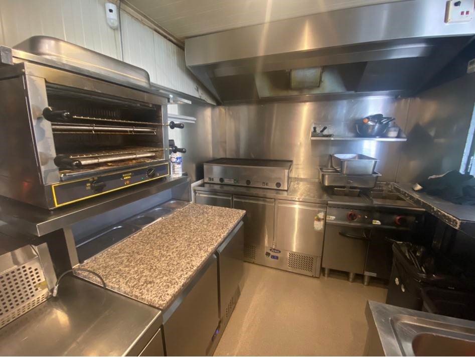 Situé à proximité immédiate de Nevers, dans une zone industrielle, Caviar et Coquillettes, nom déposé, bénéficie d’une notoriété régionale. Restaurant indépendant, spécialisé dans les burgers maison à base de produits frais a encore de belles perspectives devant lui. Créé en 2014, il a été distingué par une 2ᵉ place au concours national du meilleur burger BBB en 2021. 

Caractéristiques principales :
•	Emplacement stratégique au cœur d'une zone d'activité dynamique, à la sortie de l'autoroute A77.
•	Structure originale construite à partir de containers maritimes aménagés, offrant une salle intérieure climatisée de 20 places et une terrasse extérieure de 80 places avec espace couvert et toit-terrasse.
•	Clientèle fidèle, répartie équitablement entre la consommation sur place (sans service à table grâce à un système de bipper) et la vente à emporter/livraison (partenariat avec Uber Eats).
•	Locaux récents, aux normes PMR, sécurité et hygiène, sans travaux à prévoir.
•	Cuisine entièrement équipée et opérationnelle (liste du matériel disponible sur demande).
•	Parking privé facilitant l'accès à la clientèle.
•	Marque déposée

Données financières :
•	Chiffre d'affaires 2023 : 380 000 €.
•	Effectif : 3 à 5 personnes, incluant une cheffe de cuisine autonome, une commis, une hôtesse d'accueil et un apprenti.
•	Prix de cession du fonds de commerce : 139 000 € (possibilité d'acquisition des murs).

Informations complémentaires :
•	Fermeture les week-ends, avec des horaires de service confortables (fermeture à 21h).
•	Potentiel de développement dans un environnement favorable aux activités économiques et de loisirs.
•	Accompagnement possible par le cédant.

Cette affaire représente une opportunité idéale pour un repreneur souhaitant s'investir dans un établissement reconnu, avec un concept original et une clientèle établie.
Pour plus d'informations ou pour manifester votre intérêt, veuillez consulter l'annonce sur le site Transentreprise : https://www.transentreprise.com/offres/fiche/BFC249346H/restaurant-burger-maison-independant/bourgogne-franche-comte/nievre/nevers-sud-nivernais
