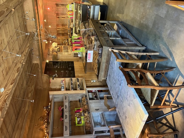 Fonds de commerce à vendre – EXPLOITER en Dépôt de pain / Snack / Salon de thé – Arêches (Savoie)
À vendre, fonds de commerce idéalement situé au cœur du charmant village d’Arêches, une station dynamique été/hiver reconnue pour son attractivité touristique.
L’établissement est aujourd’hui exploité en dépôt de pain, snack et salon de thé, avec une clientèle locale et touristique fidélisée.
✔ Points forts :
•	Emplacement privilégié au centre du village
•	Passage important en toutes saisons (ski, randonnées, événements sportifs)
•	Local chaleureux, prêt à travailler immédiatement
•	Matériel et agencement en bon état 
•	Aucun salarié à reprendre
•	Possibilité de développer ou changer l’activité : petite restauration, épicerie fine, pâtisserie, vente à emporter, boutique de produits régionaux, etc.
🔧 Idéal pour :
•	Exploitants souhaitant s’installer en Savoie
•	Projet de commerce de proximité
•	Reprise clé en main ou transformation en activité complémentaire
📍 Localisation :
Arêches – Beaufort (73), village touristique authentique au cœur du Beaufortain
💶 Conditions :
•	CA sur 5 Mois (Juillet – aout)  (Janvier – Mars) :  150 00 €	
•	Prix du fonds : 70 000 € 
•	Loyer : 830 €
•	Disponibilité : immédiate / à convenir