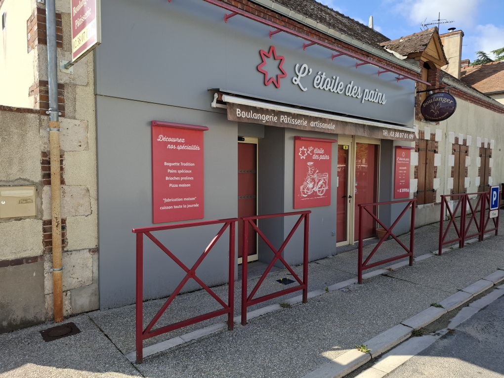 Bail commercial à vendre relatif à un commerce de Boulangerie-Pâtisserie.
Placé au cœur du village de 1250 habitants.
Ce commerce est équipé du matériel nécessaire à la fabrication sur place.
Un appartement de Type F3 est attenant au commerce.

Pour tous renseignements s'adresser à la Mairie au 02.38.97.83.91
