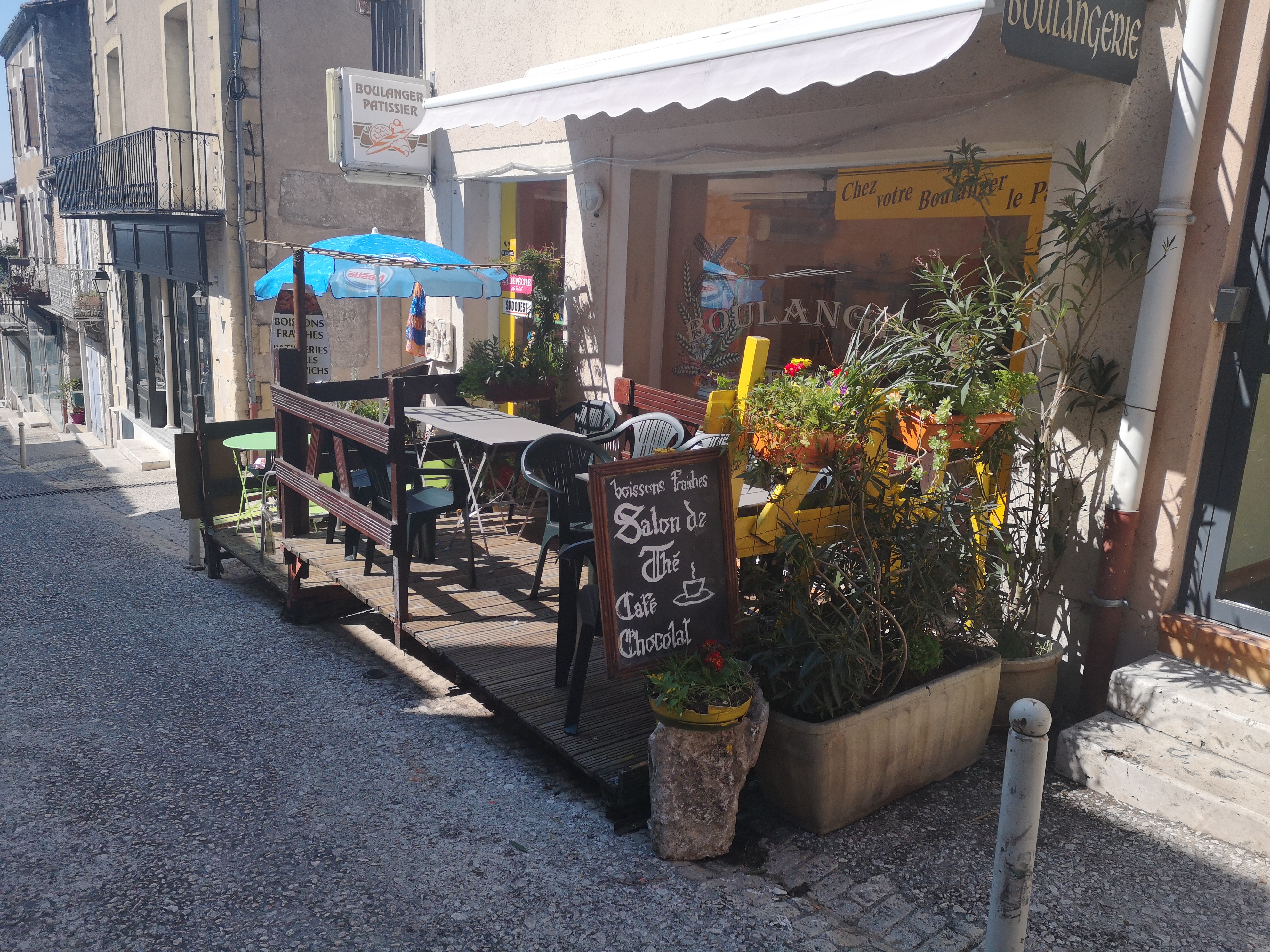 Vend fond de commerce + mur locale commercial et fournil cause départ retraite.
boulangerie pâtisserie salon de thé. Situé dans un agréable Village Médiévale, élu un des plus beaux village de France. 
Région très touristique  de nouvelle Aquitaine situé à proximité immédiate du Périgord noir. 
Niché dans le haut du village de Monflanquin, le locale commerciale d’une surface de 45m2 avec arrière pièce aménagée avec double évier et petite pièce de stockage. Local possédant des sanitaires accessible au clients.  Locale donnant sur une des rues principale de la bastide.
Dans un petit carrerot à l’arrière de la boutique un fournil d’une surface de 80m2 entièrement équipé ( four, chambre froide, pétrin ect ) complète ce bien.