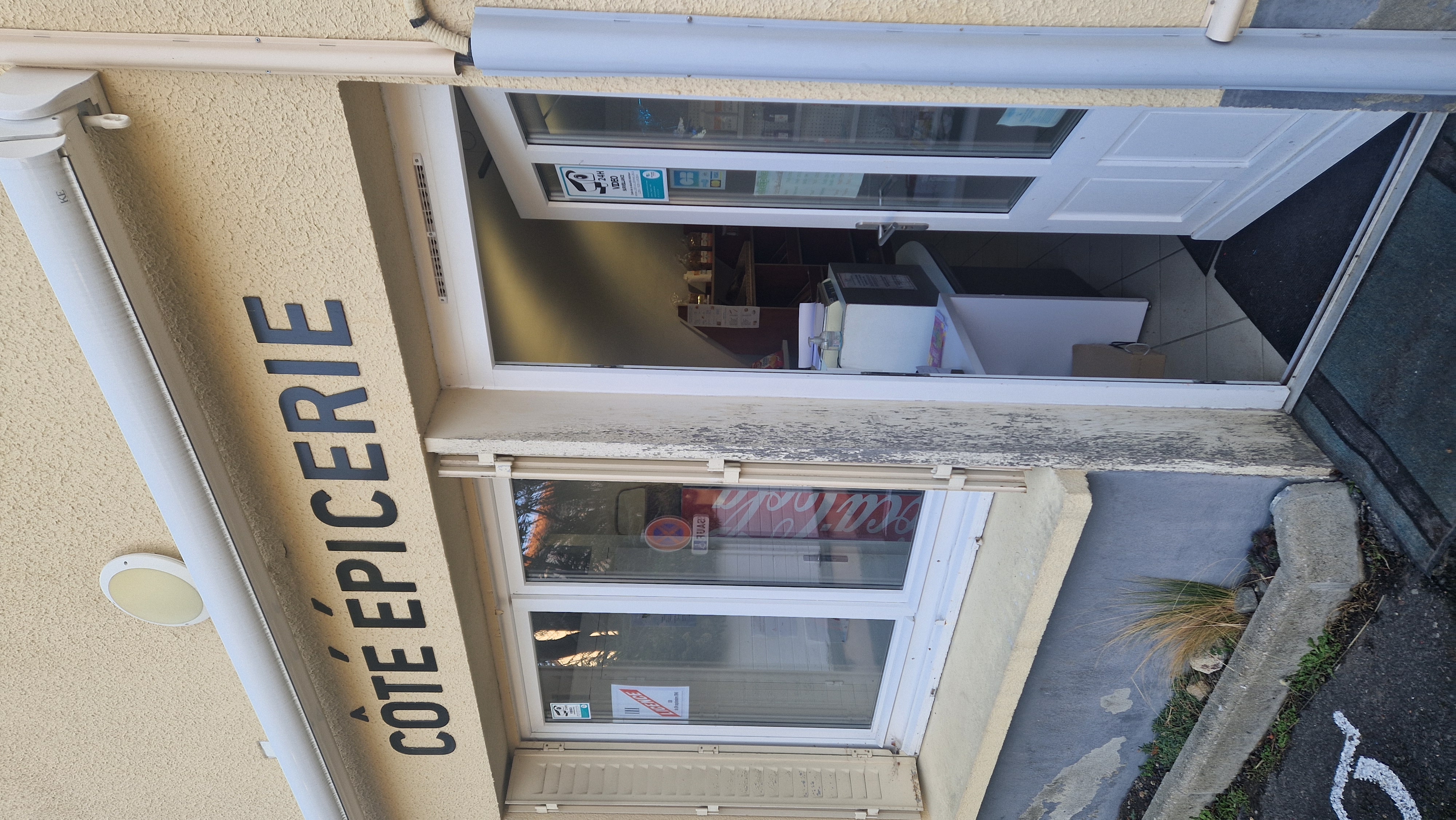 Épicerie avec une partie attenante salon de thé dans un  petit village situè à 5 km de Riom. 
Unique commerce sur la commune.
Ce magasin propose des produits locaux ( fruits, légumes,  fromages,...), de l’épicerie sèche, et fait dépôt de pain et viennoiseries. 
Licence III ( vente alcool à emporter).