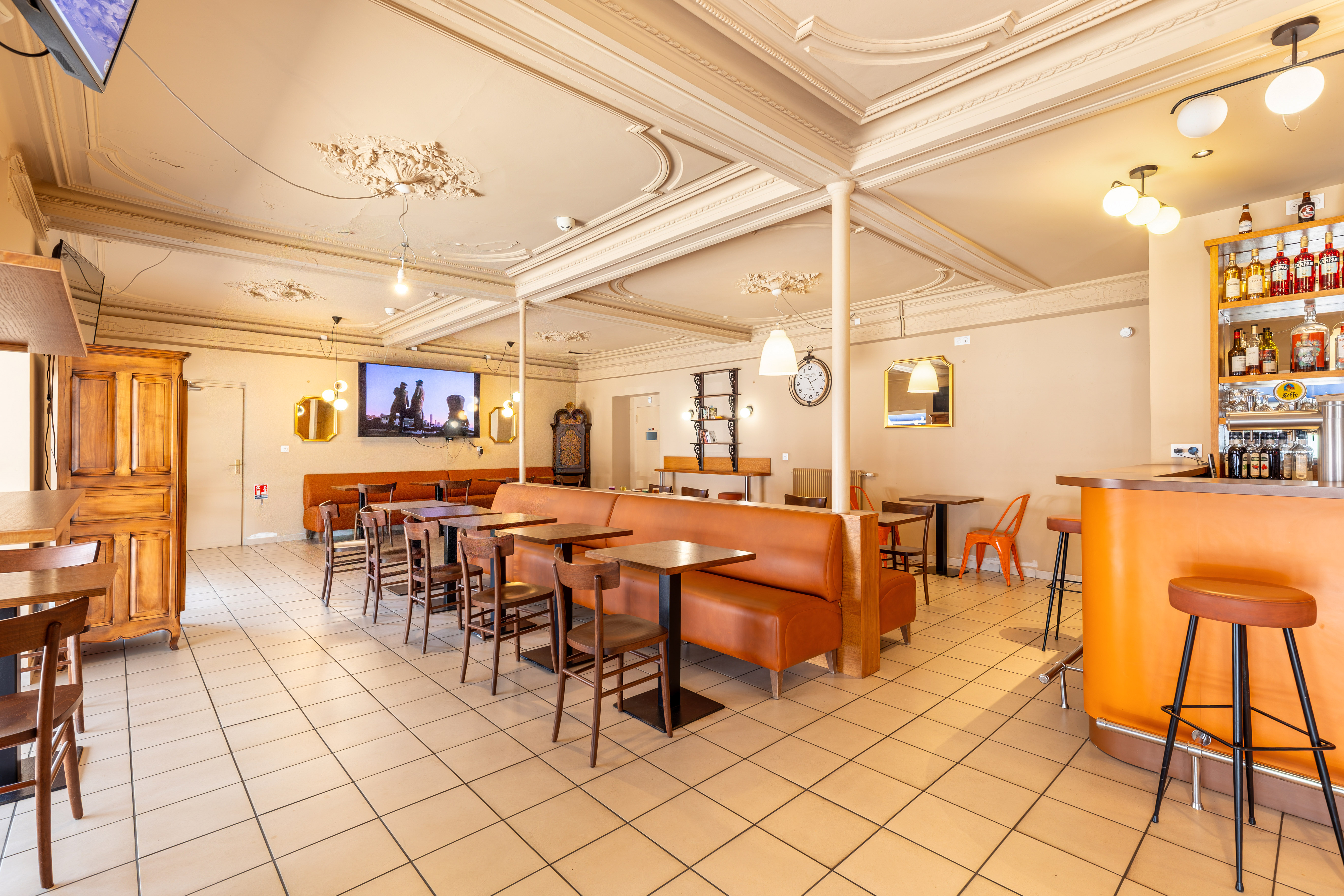 Fond de commerce à vendre / Centre-ville de Lesparre-Médoc
CA moyen sur 3 ans : 435 336 €

L'affaire regroupe plusieurs activités complémentaires :
- Hôtel avec entrée indépendante : 9 chambres + 1 appartement de fonction ( 2 chambres / 1 bureau / pièce de vie / salle d'eau )
- Café / Bar
- Restaurant
- Tabac
- PMU
- Française des Jeux
- Vente de produits annexes (confiserie, accessoires fumeurs, téléphonie...)

Salle de restaurant non exploité à ce jour, qui laisse entrevoir un développement du CA supplémentaire.

Cette diversification constitue un véritable atout en assurant une activité régulière tout au long de l'année et en limitant la dépendance à une seule source de revenus.

Les chiffres clés sur 3 exercices :
- Chiffre d'affaires moyen sur les 3 derniers exercices : 435 000 €
- EBE retraité moyen : 160 000 € par an
- Hôtel : 77 000 € de CA annuel moyen
- Bar / Café : 126 000 € de CA annuel moyen
- Commissions Tabac : 110 000 € par an
- Commissions FDJ : 39 500 € par an
- Commissions PMU : 6 500 € par an
- Ventes annexes : 76 000€ par an

L'établissement présente des résultats réguliers et une rentabilité solide, offrant une base d'exploitation saine avec un potentiel de progression pour un repreneur souhaitant développer la restauration, l'activité hôtelière ou optimiser les amplitudes d'ouverture.
Tarif hôtel actuel :
Nuitée 77,00 euros Juillet et Août 87,00 euros
Petit-déjeuner 8,00 euros
Petit-déjeuner – 12 ans 6,00 euros
Taxe de séjour 0,90 euros
Lit bébé 10,00 euros
Lit sup. 20,00 euros

Parking privé de plusieurs places, idéale pour la partie hôtellerie.

Bail commercial loyer HT/HC / an : 33 000€

1 salarié en CDI

Prix de cession : 383 600 € FAI ( négociable !! )