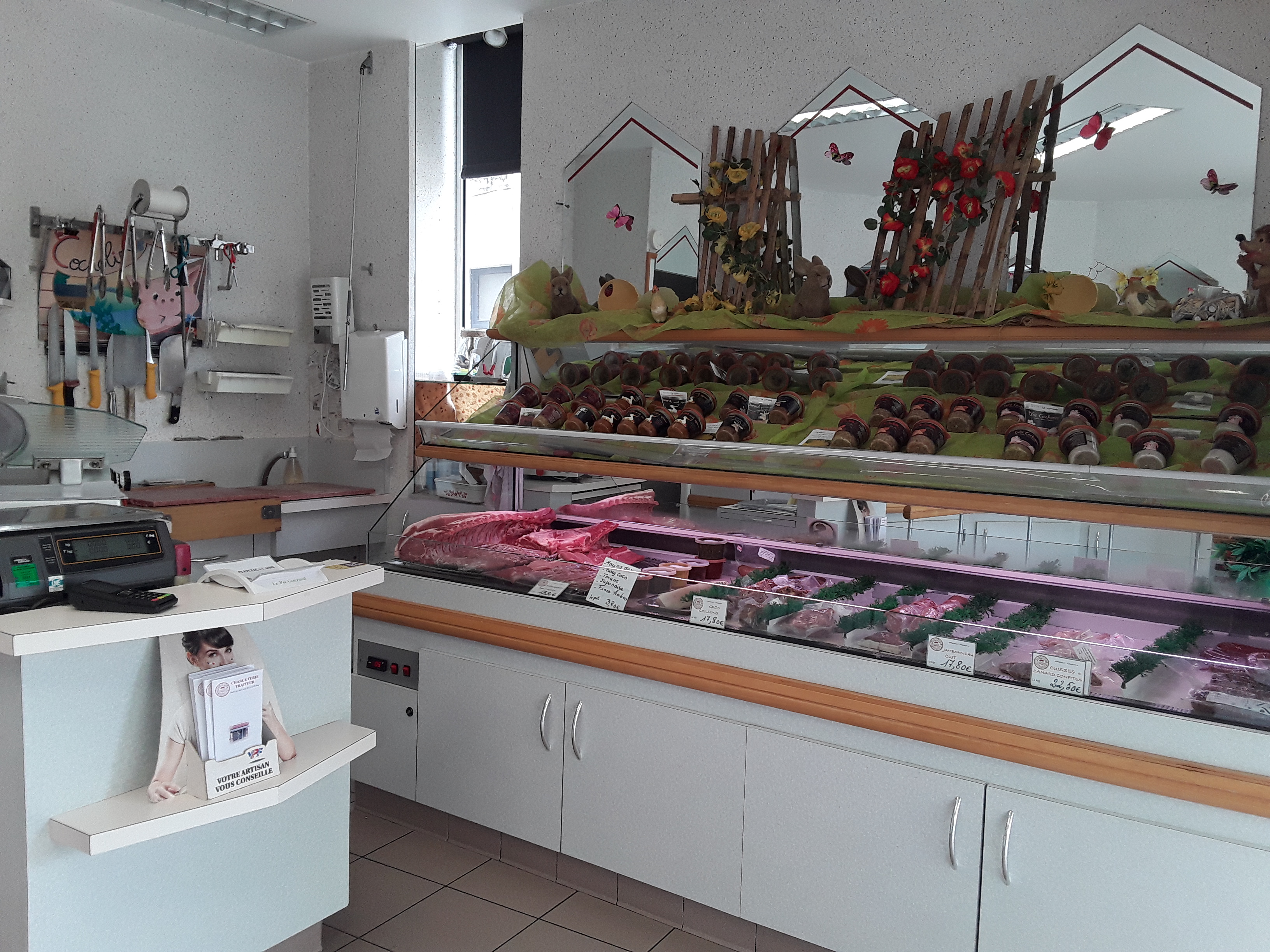 Pour cause retraite;

A vendre fond de commerce de Charcuterie Artisanale Traiteur.
Tenue depuis 40 ans par un couple dans un bourg commerçant d'une petite cité de caractère de 2400 hab dans le sud des Deux-Sèvres.

Chiffre d'affaire: 170000€. Prix de vente du fond 90000€. Bonne rentabilité. 
Vente de détail charcuteries 55%, service traiteur 32%, 1 marché hebdomadaire 13% . Possibilité de développement sur l'activité traiteur et boucherie.
Fermeture dimanche et lundi, 4 semaines de congés par ans.

Le local comprend un espace magasin, un laboratoire de transformation indépendant équipé de 37m² en bon état d'entretient et de fonctionnement, 2 chambres froides (28M3), un camion magasin en bon état, une partie habitation de 140M² incluant le magasin, 1 cour, garages, espaces de stockage 
Prix des murs: 180000€
tel: 05 49 29 80 56 ou 06 08 74 96 95