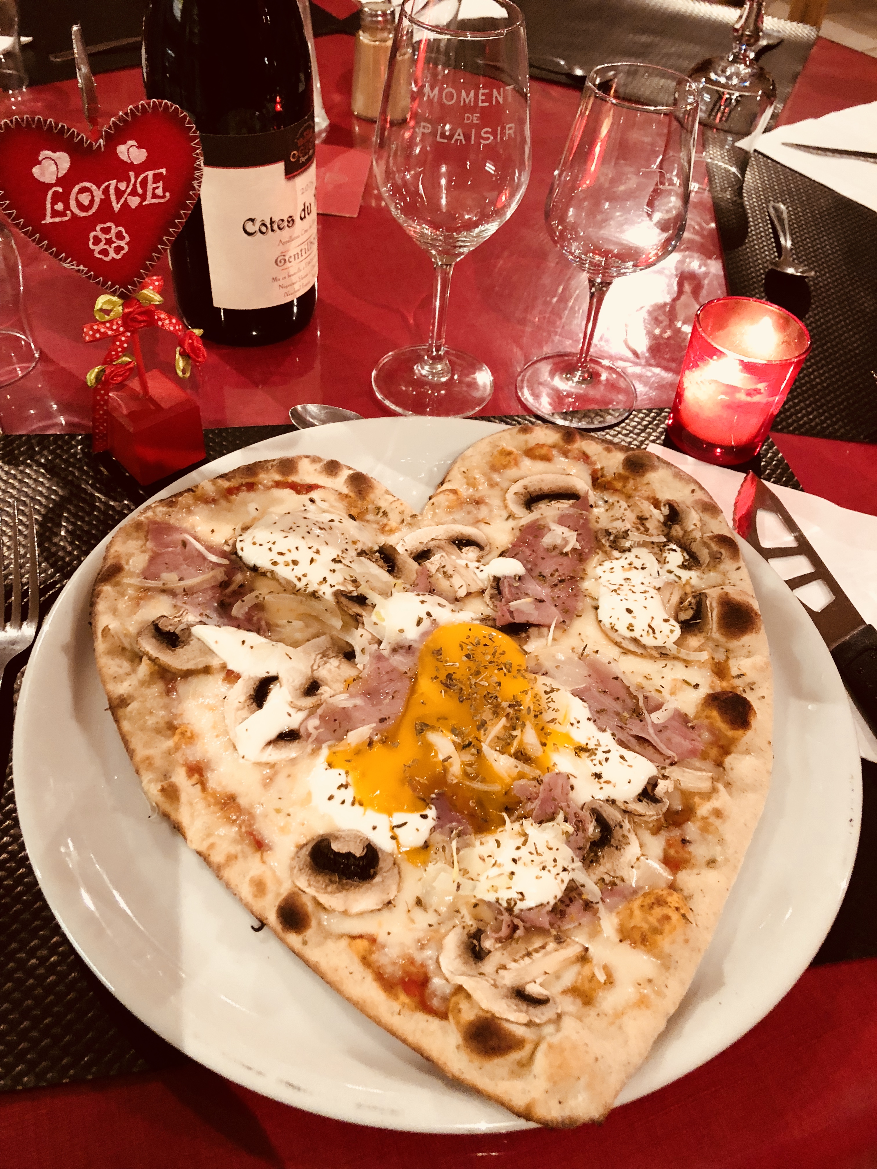 Ille et Vilaine (35) : A vendre un fonds de commerce de restaurant - bar situé au centre-bourg d'un village proche de Combourg (35270), dans un cadre authentique et dynamique.

Un emplacement idéal :
- Situé en plein cœur d'un village charmant aux alentours de Combourg, le restaurant bénéficie d'une belle visibilité et d'un emplacement stratégique. Il attire une clientèle fidèle composée d'habitants, de visiteurs et de touristes de passage.

Un cadre chaleureux et fonctionnel :
- Salle de restaurant accueillante.
- Cuisine équipée et prête à l'emploi.
- Terrasse agréable pour la belle saison.
- Cave et espaces de stockage.

EBER 2023 : 62 159 €.

Un potentiel de développement :
- Le restaurant offre de nombreuses possibilités : Cuisine traditionnelle, bistronomie, pizzeria, spécialités locales, l'ajout de services comme la vente à emporter ou l'organisation d'événements peut également renforcer son attractivité.

Affaire libre de suite.

Idéal pour un couple.
Pas de reprise de personnel 
Le commerce possède : une terrasse Surface totale : 55 m²
Loyer annuel : 8 400 € HT hors charges