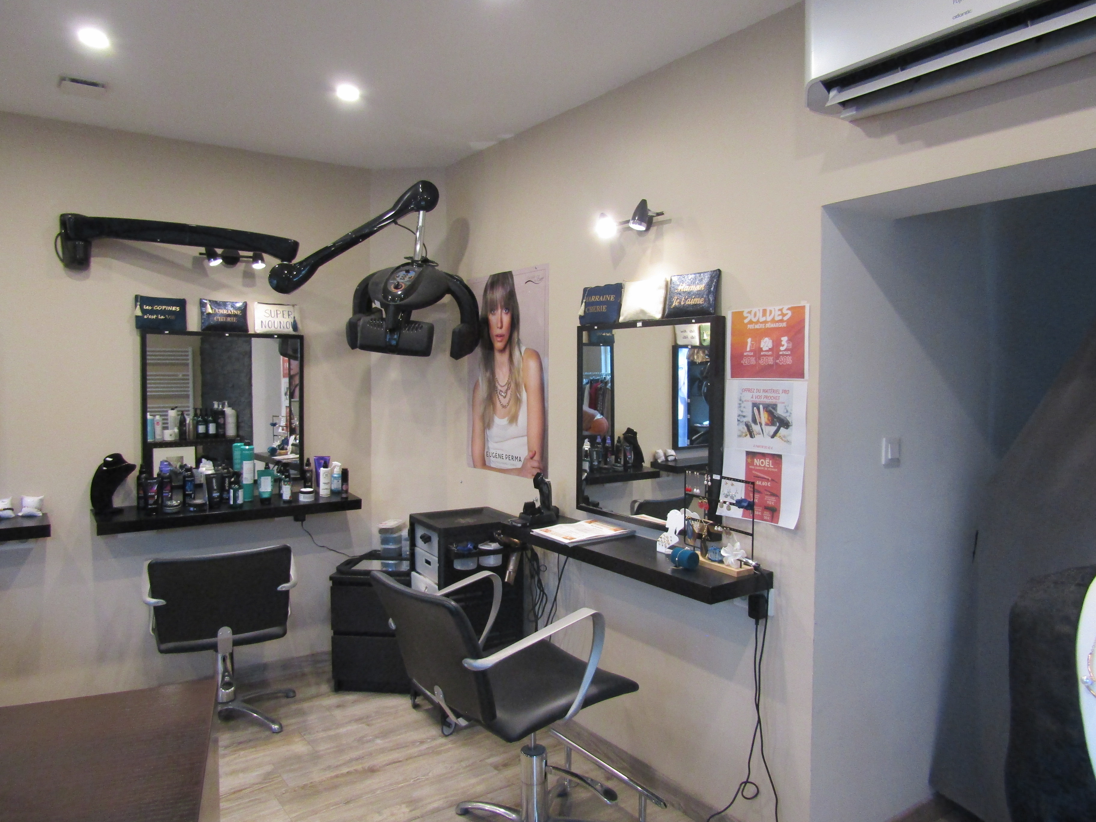 Vente du fonds de commerce d’un salon de coiffure mixte créé il y a 8 ans. Le salon accueille femmes, hommes et enfants. Il est équipé de 4 postes de coiffage et de tout le matériel nécessaire à l’exploitation.
Les locaux sont en très bon état, ils permettent de travailler seul ou à deux. L’affaire est exploitée sans salarié. 
L’agencement du salon offre la possibilité de développer des activités annexes. Aujourd’hui, l’activité est complétée par la vente de vêtements et d’accessoires (bijoux, sacs à main), ainsi que par un espace institut de beauté.
Implanté dans un village de 750 habitants, le salon bénéficie d’une clientèle locale et touristique d’avril à octobre. La clientèle annuelle comme saisonnière est fidèle et suivie grâce à un fichier clients informatisé.
Accompagnement possible par la cédante.

Bail commercial : 300 € TTC/mois. 
Vente du fonds de commerce : 17 500€ 

Référence de l'annonce : L0504 
RELANCE est un service d’accompagnement gratuit mis en place par les Chambres consulaires de la Lozère, pour favoriser la transmission des entreprises.