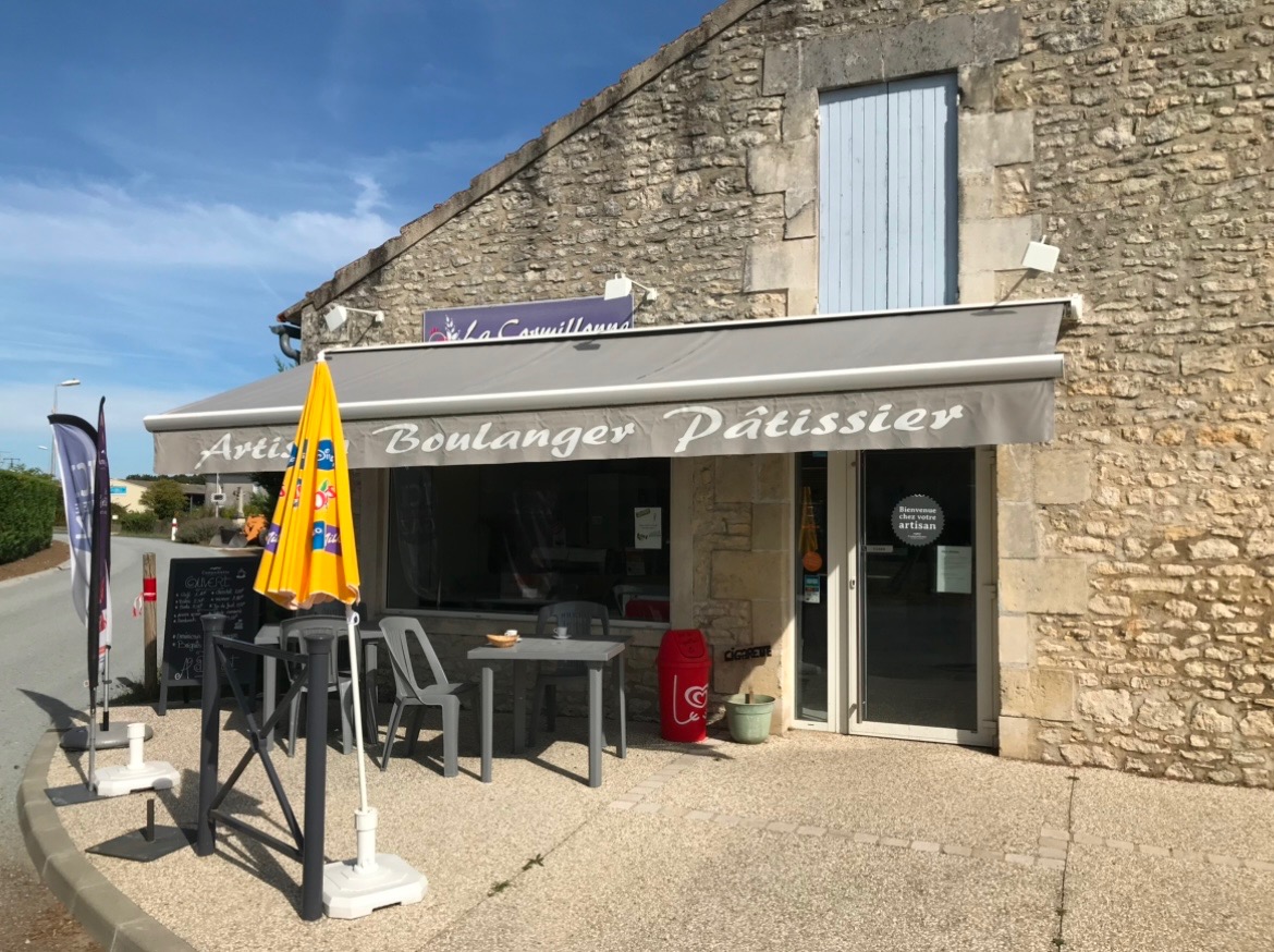 URGENT vend fond de commerce boulangerie -pâtisserie - épicerie dépôt de gaz , situé a 15 km de l océan dans un village en plein développement de 1300 habitant environ, c est un village où il fait bon vivre .de nouvelles cités ont vu le jour et d'autre en cour de construction, à proximité :école primaire garderie, espace de jeux , bibliothèque et de nombreux associations .
la boulangerie pâtisserie est le seul commerce alimentaire du village.
le commerce se compose:
-d'un magasin avec deux  vitrines :viennoiserie et l autre pâtisserie(moteur refait a neuf)
des présentoirs pour épicerie ,a l arrière du magasin une grande réserve pour épicerie ou autre donnant sur un grand jardin clos avec un très grand Hangard et accès au fournil.
le fournil :four électrique, chambre de pousses, diviseuse, pétrins, tours réfrigéré cinq portes avec dessus marbre neuf frigo américain spécial traiteur et matières premières.
le tout est très bien équipé, matériel entretenu, locaux sont lumineux, habitation, boutique et laboratoire.
logement dans le même bâtiment composé: entrée, pièce à vivre, cuisine américaine, bureau, salle de bain avec WC. Étage 2 grandes chambres, dressing, salle de bains .le loyer de 714€60 magasin +appartement
convient également pour première acquisition.de nombreuses choses sont à développées comme les livraisons, les dépôts, le petit marché, le coin terrasse , dépôt colis(relais colis) et de gaz etc..
JE RESTE A VOTRE DISPOSITION POUR PLUS DE PHOTOS ET RENSEIGNEMENT.
le prix est négociable
possibilité de vendre que le matériel