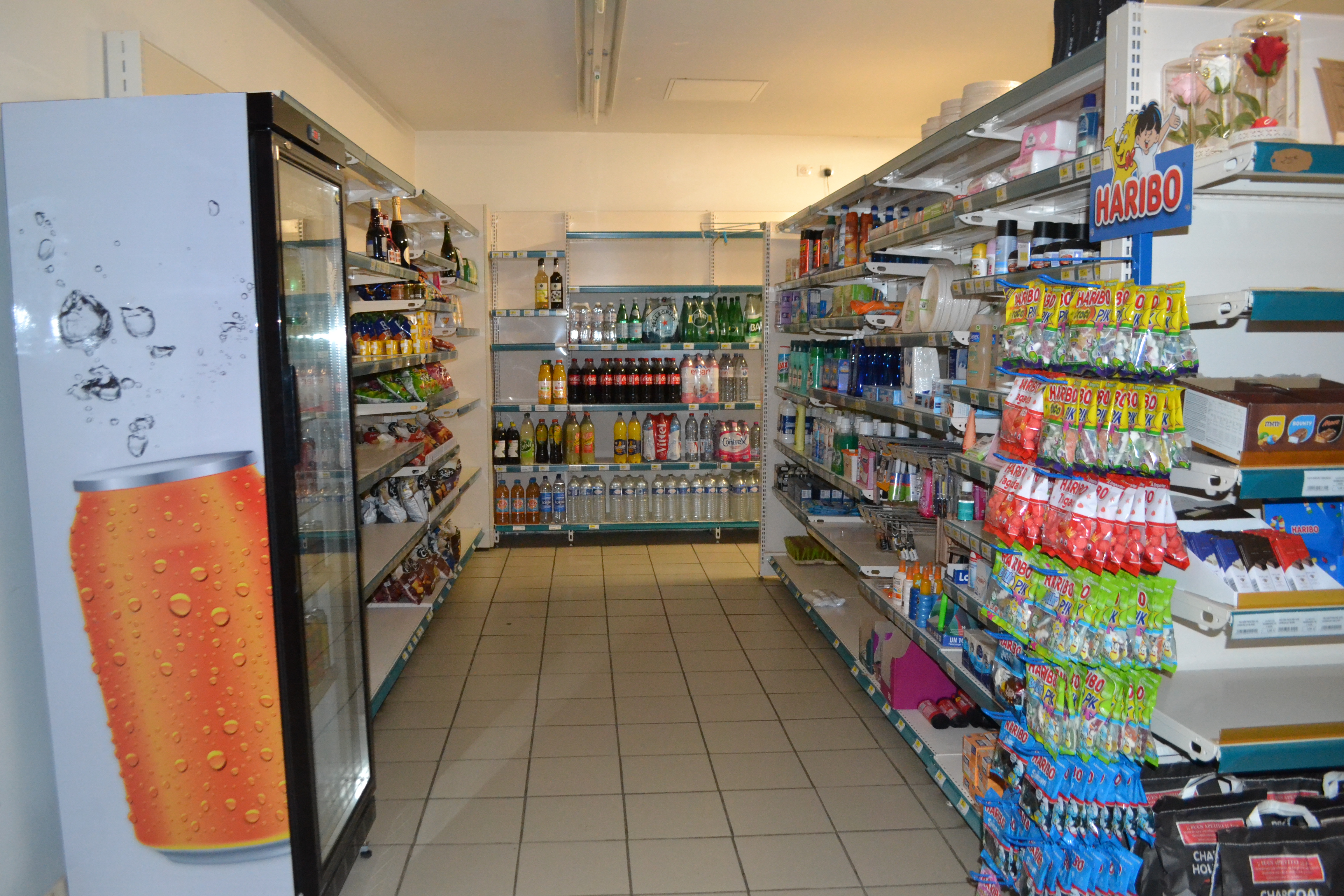 EPICERIE EN VENTE A L ENTREE DES CORDBIERES
Aux portes des corbières et à 30 mn de carcassonne, vends fonds de commerce d
alimentation.
Seule superette du village avec un CA d'environ 200 000 €.
110 m2 de surface commerciale + 90 m2 de zone de stockage. Loyer de 750 € HT.
Facile d'accès.
Matériel en très bon état, peu d'investissements à prévoir.
L'alimentation n'est pas rattachée a une enseigne, ce qui permet une liberté totale
au niveau des approvisionnements.
Clientèle d'habitués ainsi que touristiques compte tenu du village dans laquelle
elle se situe.
Possibilité de loger dans l'appartement au dessus du magasin avec un bail
d'habitation.
Le bail tous commerce est en cours.
Possibilité d avoir les murs également.
Prix de vente HT - honoraires d'agence inclus : 90 000 €
Prix de vente HT - hors honoraires d'agence : 84 600 €
Honoraires : 6 % HT de la valeur du bien HT avec honoraires
Honoraires charge acquéreur