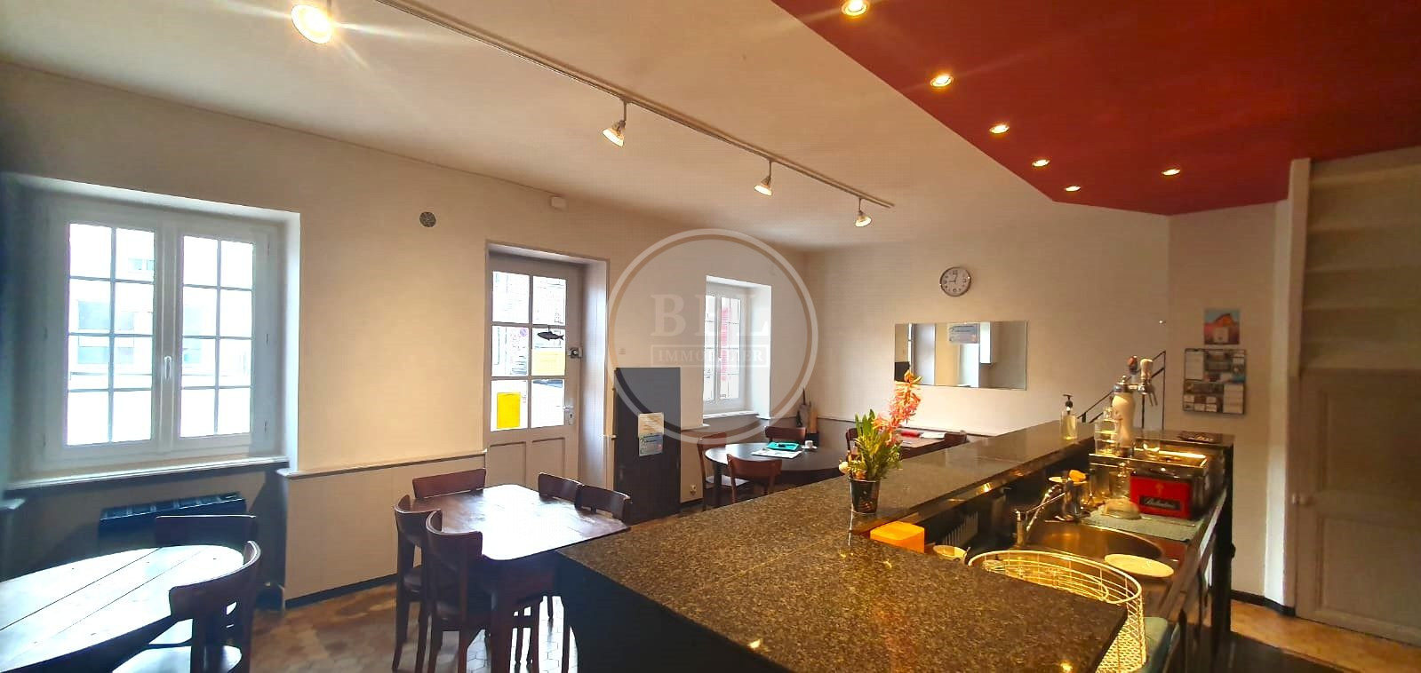 En plein centre ville, maison de village 118m2 environ avec terrain, cuisine 10m2, wc, salle d'eau, 3 pièces à l'étage, le tout sur cave donnant sur jardin, agrandissement possible sur celui-ci, rénovations à prévoir.
Le rez de chaussée devra conserver une activité commerciale.
Prévoir 10000€ de plus pour la licence IV et le fond de commerce