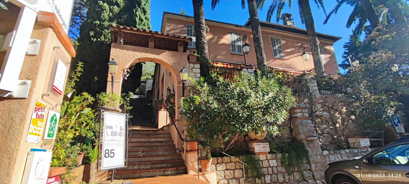 Alpes Maritimes, proche de Tourrettes-sur-Loup (06140) : Sur un terrain arboré de plus de 1500 m2, situé entre mer et montagne, à vendre une belle auberge restaurant d'une capacité de 15 chambres et une capacité de 180 couverts intérieurs et 180 couverts extérieurs.

Le cadre est charmant et calme, sur une route touristique.

Les propriétaires veulent prendre leur retraite et cède l'activité avec les murs et le fonds de commerce (terrain de 1500 m2, auberge et restaurant de 700 m2 avec des parkings privés).

L'activité restauration représente plus de 2600 couverts par an.