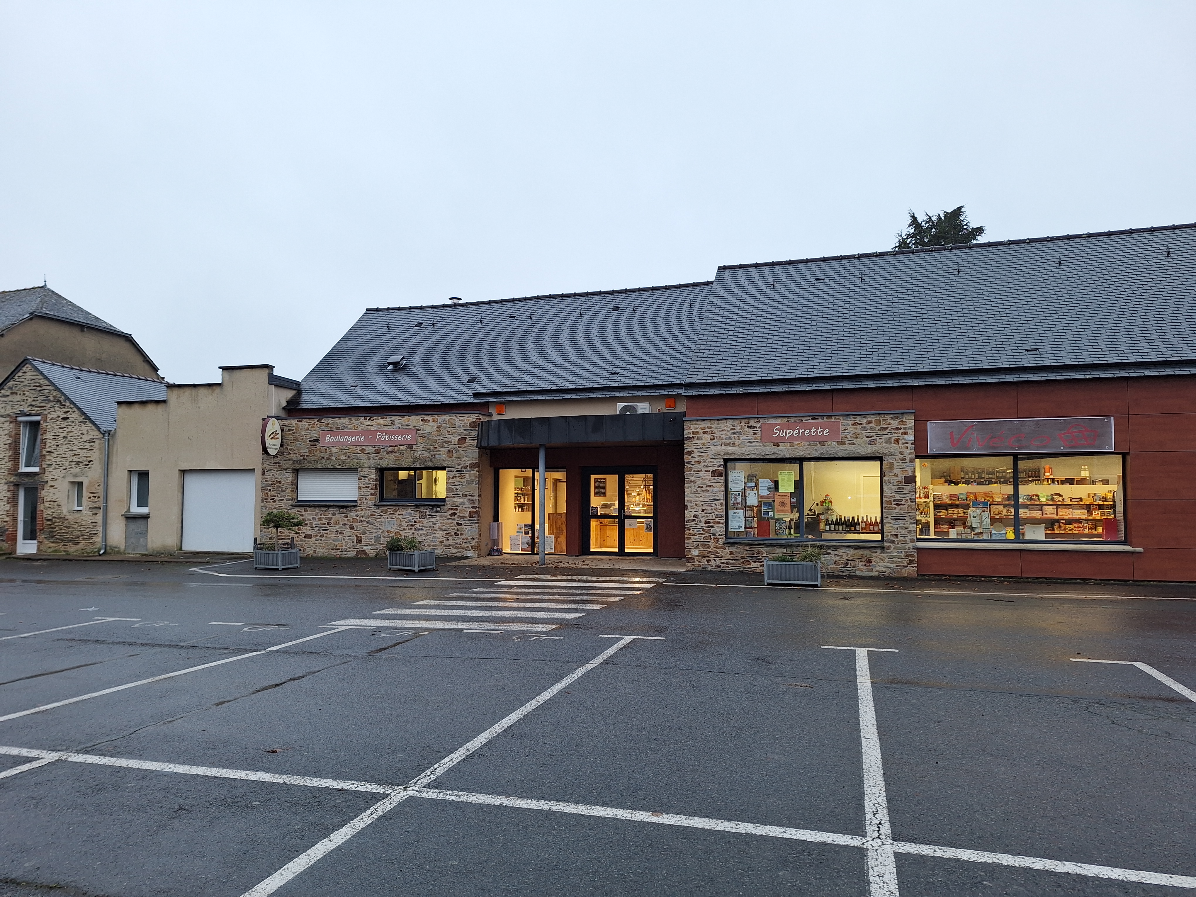 Suite à désistement de notre boulanger, nous recherchons un artisan
 qui souhaiterait s'investir sur la commune et y proposer des produits de qualité.
Nous mettons à disposition un local de travail ( 130 m2) avec le matériel nécessaire .
L'ensemble ( locaux et matériels) est loué 300 € HT/ mois.
il n'y a pas de fond de commerce à reprendre.
Nous restons disponibles pour tout complément d'information.