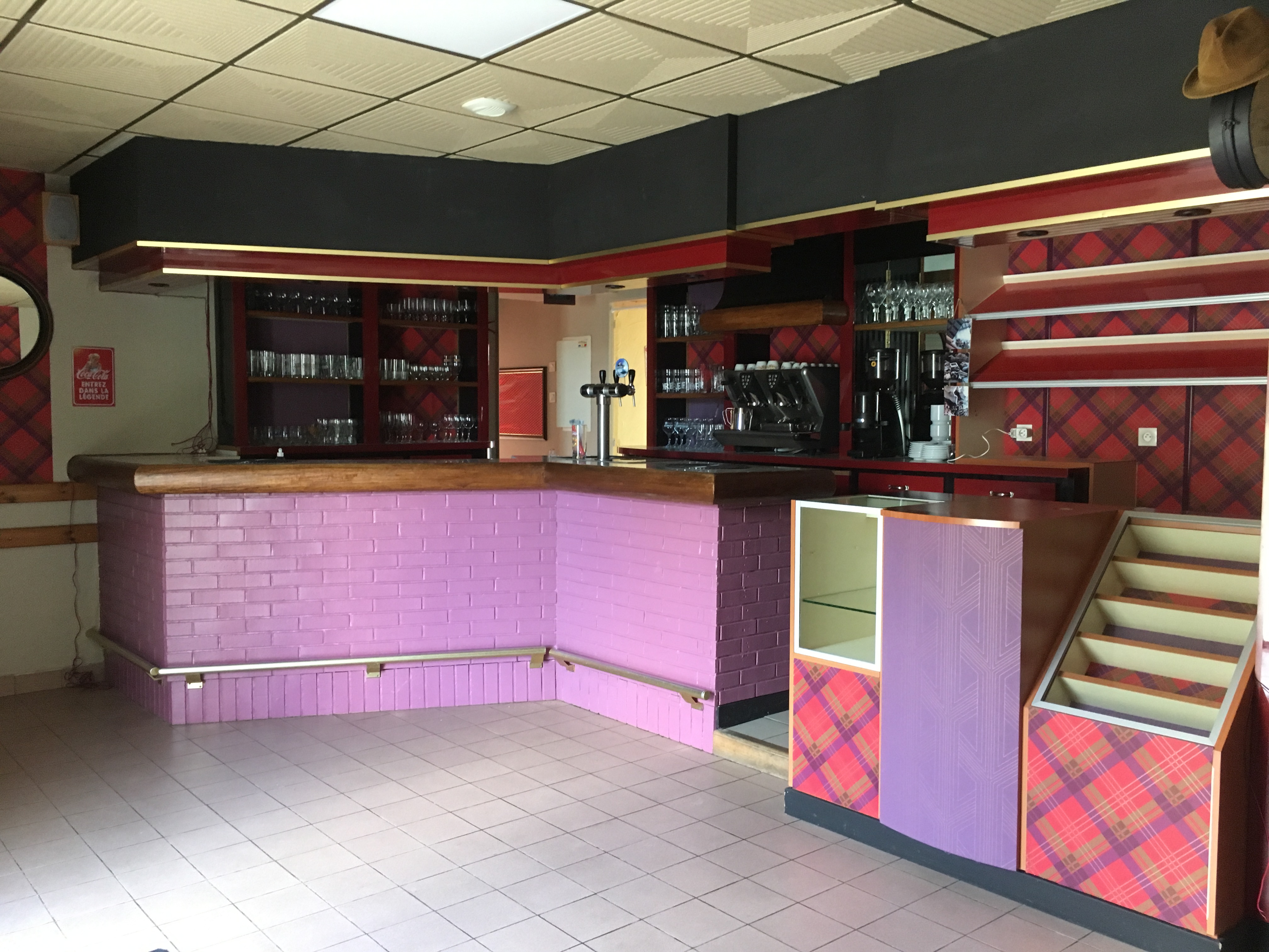 La Commune de Saint-Laurent, commune de 520 habitants située entre Guingamp et Lannion, proche de la 4 voies, recherche un repreneur pour son dernier commerce de proximité : bar - épicerie - crêperie ou restauration. Il s'agit d'un commerce à la décoration très chaleureuse, tout équipé (meubles, cuisines, ...), avec possibilité de logement d'habitation à l'étage. Le commerce est situé dans le bourg de Saint-Laurent, à proximité de l'école et de la mairie.
Pour tout renseignement et prise de contact : mairiesaintlaurent@wanado.fr ou 02.96.43.24.62