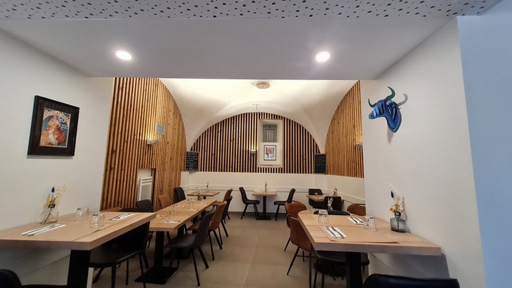 La commune de Lussas lance un appel à candidature, pour la gestion et l’exploitation du Bar Restaurant "Chez Charly"
Niché au cœur du village, le Bar-Restaurant bénéficie d'une situation idéale pour accueillir les habitants et les visiteurs.
Loyer 600 €

Les candidats intéressés sont invités à consulter le règlement de la consultation et à déposer leur dossier en Mairie.
Contact : Nadège VEAU – nveau@lussas.fr 04 75 94 20 06
Modalités d’envoi :
Par voie électronique à l’adresse suivante : nveau@lussas.fr
Par voie postale : 3 Place de la Mairie 07170 LUSSAS