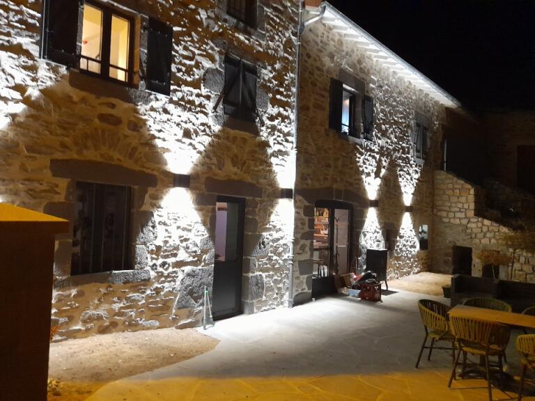 Nous recherchons un gérant motivé pour reprendre la gestion d'une auberge située au cœur d'un petit village du cantal à 2 mn de l'A75 entre 2 échangeurs.
Véritable lieu de vie et de convivialité accueillant habitants, randonneurs et touristes de passage.
Le bar-restaurant peut accueillir 30 couverts + terrasse extérieure. 
L'auberge est équipée d'un logement de fonction et de 3 chambres d'hôtes.