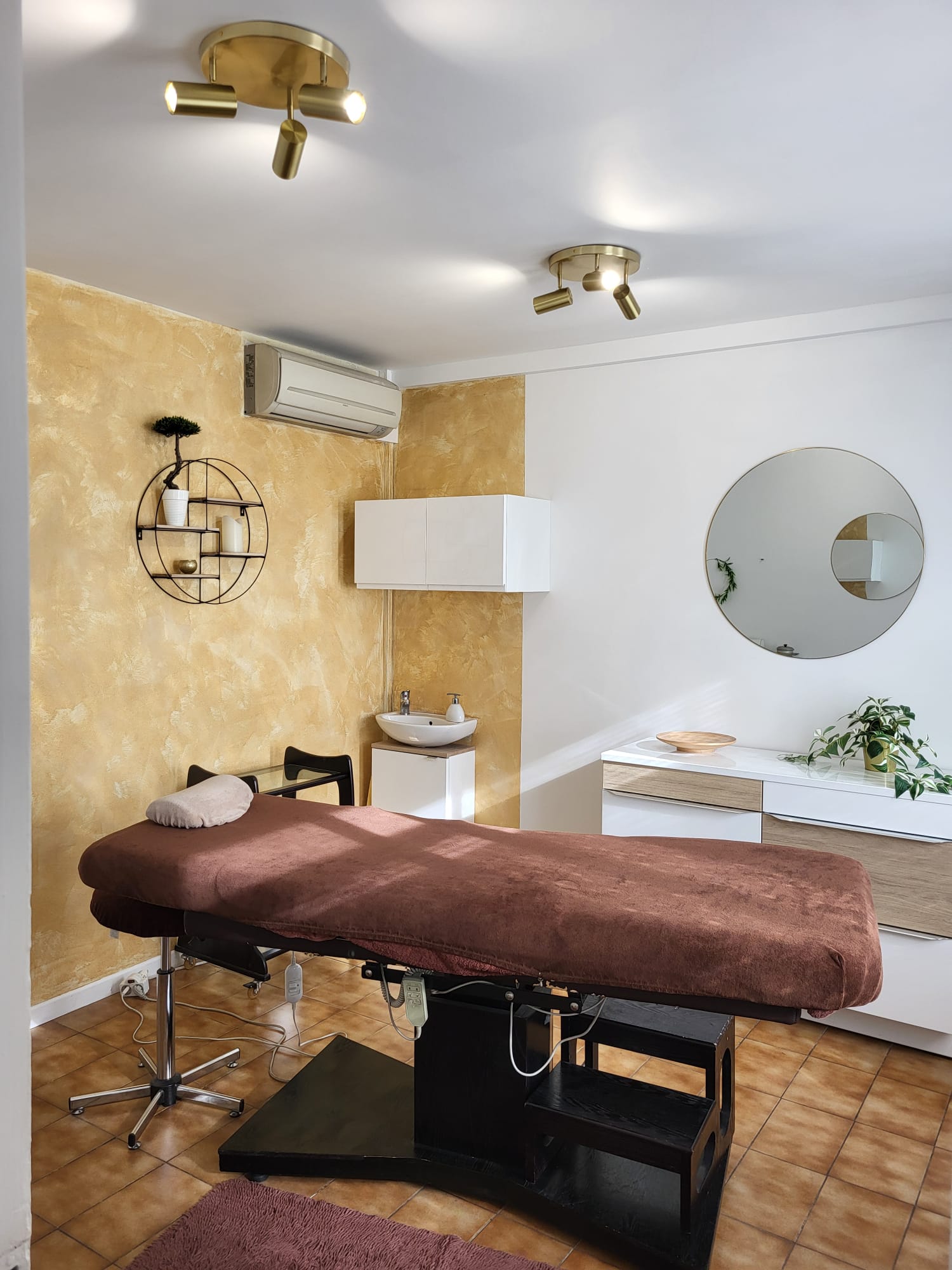 A vendre 65 000 euros un magnifique Institut de beauté de 84 m2 avec places de parking. Belle clientèle fidèle Roquefort, Rouret, La Colle sur Loup, Villeneuve Loubet, Cagnes sur Mer, Biot, Valbonne, Sophia Antipolis. Surface : 84 m2 6 pièces comprenant 3 salles de soins Loyer 1 450 euros par mois charges comprises Stationnement gratuit, parking.