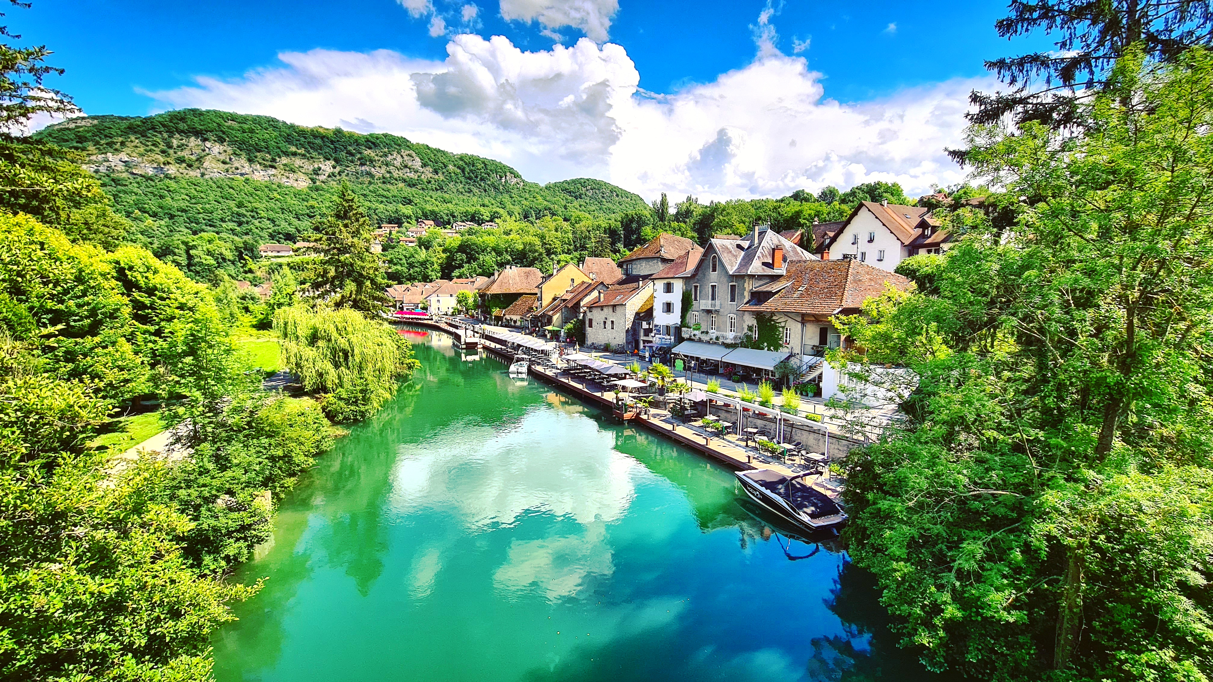 Situé en plein cœur du village touristique de Chanaz en Savoie, établissement avec sa terrasse au bord du Canal de Savières dans une zone à forte fréquentation touristique, en constante progression chaque année (300 000 visiteurs par an) 

Village très proche du Lac du Bourget, plus grand lac naturel de France, du Rhône, au bord de la Viarhona et du chemin de St Jacques de Compostelle. Au plus proche des balades en bateau, le canal de Savières reliant le Rhône avec le lac du Bourget. Nombreux artisans présent dans le village.

Très forte clientèle de locaux de Savoie et de Rhône alpes (25 min Aix les Bains, 40 min Chambéry, 45 min Annecy, 1h Geneve, 1H20 Grenoble, 1h30 Lyon) mais également large clientèle étrangère : Suisse, Allemagne, Italie, Néerlandais, ...)
Clientèle locale fidèle + afflux touristique saisonnier assuré

Vente du Fonds de commerce comprenant le restaurant, le bar, la vente à emporter, les chambres

Restaurant en excellent état, cuisine pro de 50 m² avec extraction 65 mm
Capacité : 40 couverts en salle, 120 en terrasse (jusqu'à 180 en période estivale)
Licence 3e catégorie - Ticket moyen : 35 € le midi / 40 € le soir
9 chambres d'hôtes attenantes sur 2 bâtiments, idéales pour diversifier l'activité (possibilité de loger 30 personnes sur 2 maisons, local vélo (labélisé accueil vélo et clévacances
Environnement familial, commodités et écoles à proximité

Activité saisonnière (mars à octobre) avec une ouverture possible à l'année grâce aux chambres
Chiffre d'affaires en progression constante
Affaire rentable avec un fort potentiel de développement (prolongation de la saison, événements privés, agrandissement, valorisation digitale...)

Un lieu authentique et plein de charme, idéal pour un couple d'exploitants à la recherche d'un cadre de vie unique et d'une activité clé en main au cœur d'un site touristique majeur.
Possibilité d'acquérir les murs tout de suite ou plus tard
Possibilité de commencer en location gérance sous conditions
Possibilité de louer ou d'acheter des biens dans le village voisin pour loger les futurs acquéreurs et/ou leurs employés
www.le-doux-nid.com
