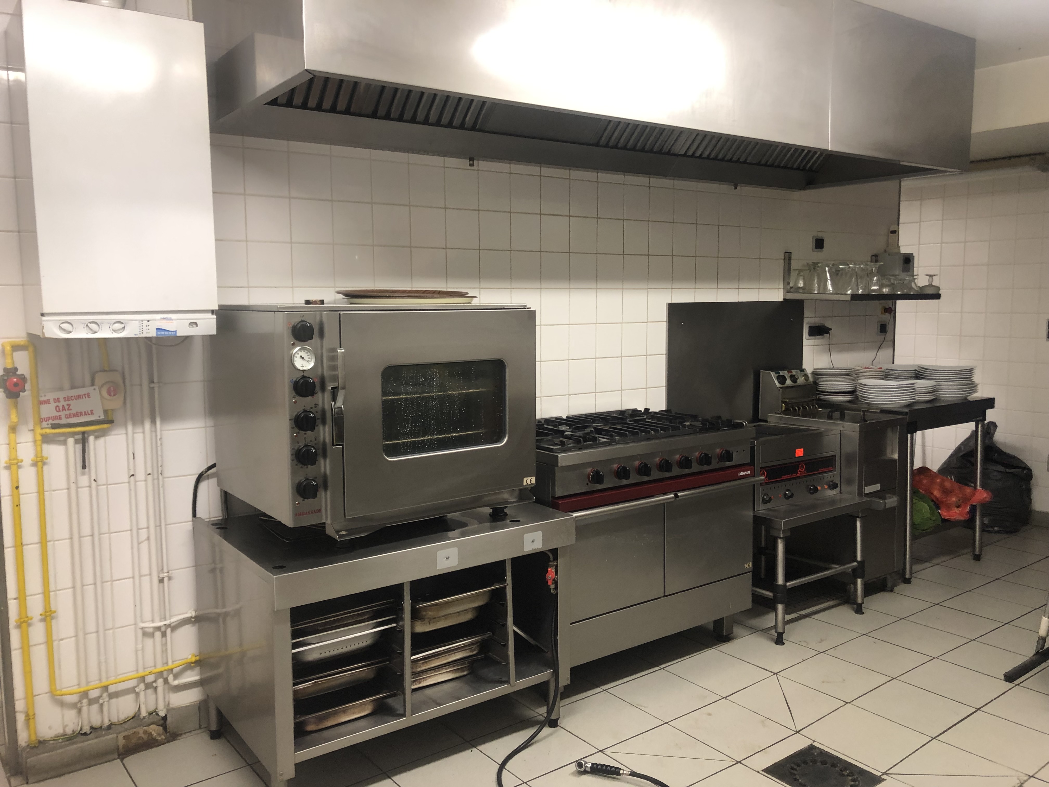 Propriétaire des murs et d’un fonds de commerce multiservices de proximité, Bar (avec licence IV), Tabac (avec licence), Restaurant et Épicerie, la commune de Mellé souhaite confier l’exploitation de celui-ci à un professionnel et lance ainsi un appel à candidature pour l’exploitation en location-gérance du fonds de commerce. 
Le commerce dispose d’une salle de bar de 55 m2, d’une épicerie de 27 m2, d’une cuisine de 39 m2, d’une salle de restaurant de 64m2, d’une terrasse extérieure et d’un jardin/terrasse. La cuisine, équipée de matériel professionnel, se compose d’un laboratoire, d'une réserve sèche, et d'un coin plonge.