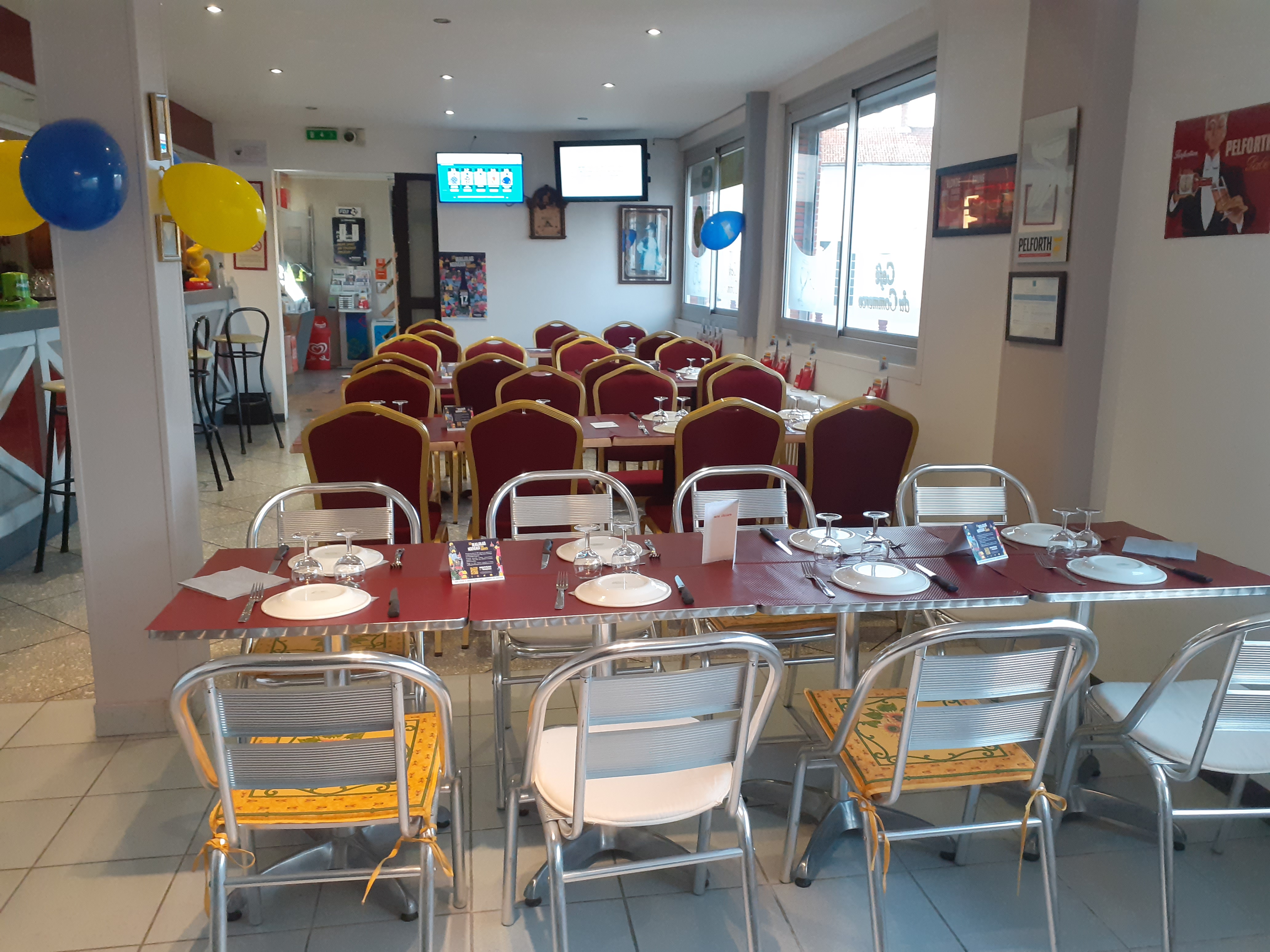 BAR TABAC FDJ PETITE PRESSE PMU
affaire centre ville 2200 habitants en progression constante. sur place principale.
avec commerces médecins dentistes et kinés. vente cause retraite.
vente fonds de commerce 120 M² jardin garage prix 118 000€
vente murs avec habitation de 130 M² 4 chambres cuisine grand salon 2 salles de bain le tout en bonne état travaux réalisés en 2016.
possibilité brasserie 30 places terrasse 20 places. bonne rentabilité.  
prix 282 000€. classe énergétique D
