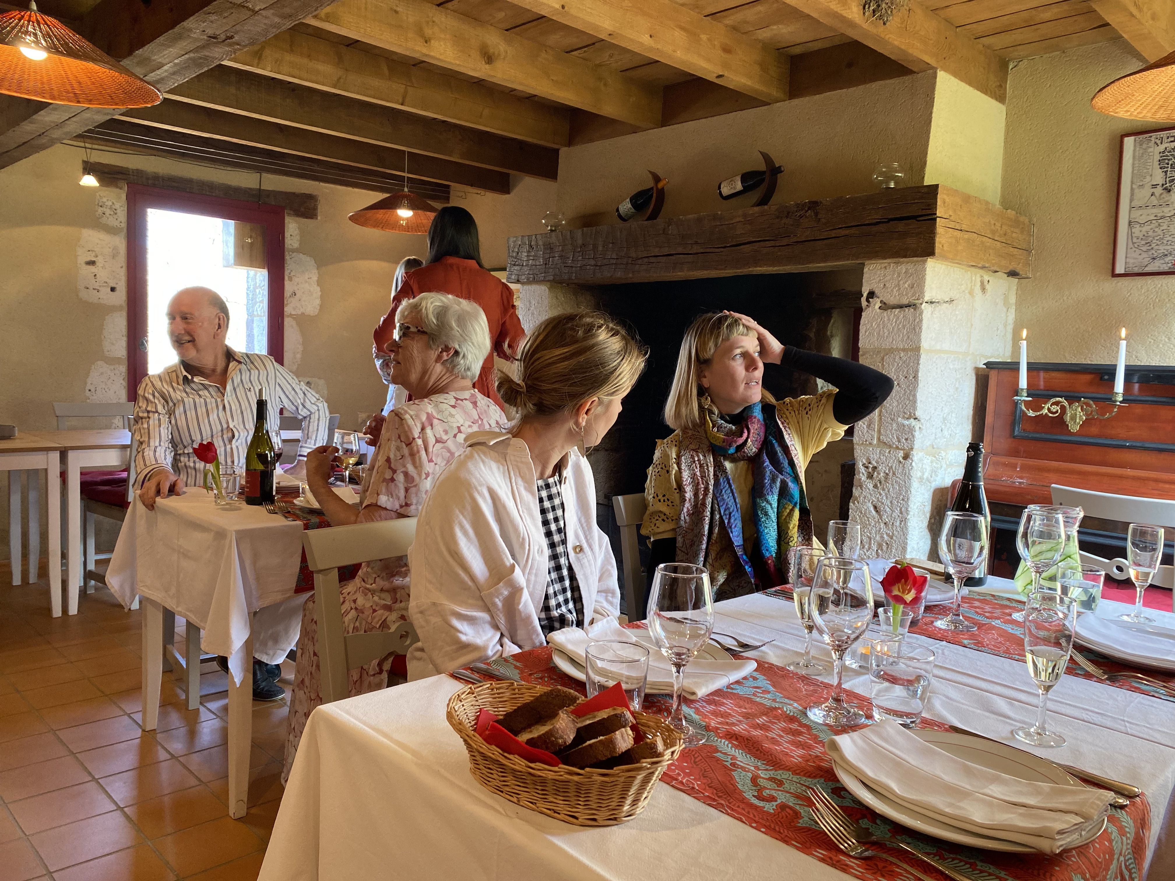Possibilité de louer un restaurant pour la saison, ou à plus long terme, d'ouvrir un pop-up ou de vous installer ! 
Le restaurant peut accueillir 20 personnes à l'intérieur et 20 sur la terrasse, avec une vue magnifique sur la vallée. Entièrement meublé et équipé. 
Il existe une clientèle locale enthousiaste et des gîtes sur place avec des clients prêts à réserver des repas réguliers d'avril à octobre.
Hébergement à l'étage.