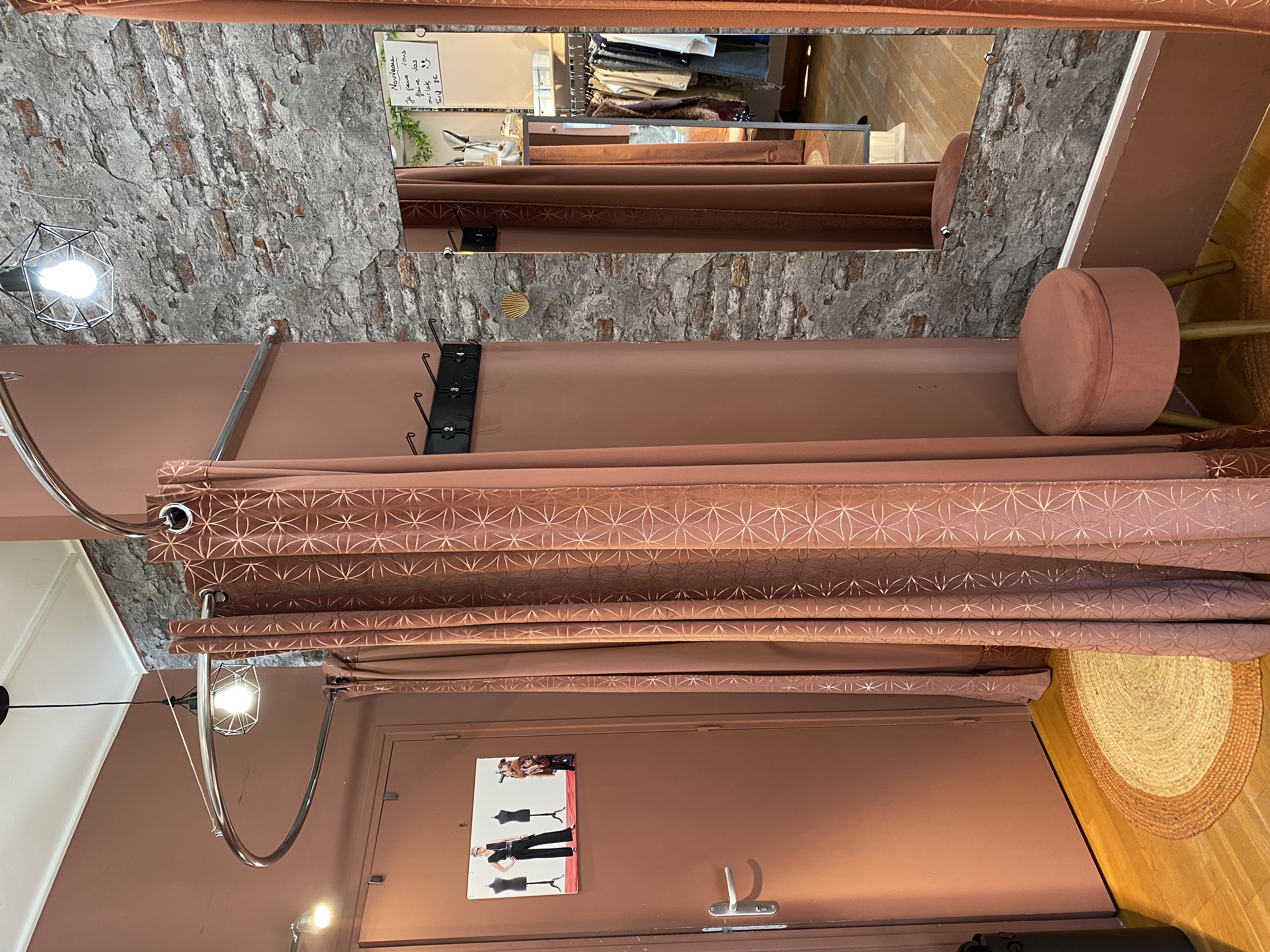 A vendre droit au bail au coeur d'un village dynamique, 
emplacement 1 er choix
Charmante petite boutique, 22M carré et sa petite reserve de 2M carré, très bonne visibilité,  entourée de commerces et stationnements à proximité. 
Idéal pour une création ou une première installation
Prix Droit au bail : 25000€
Loyer mensuel 830 € 51 TTC
Apres  de 15 ans d'activité je prend ma retraite