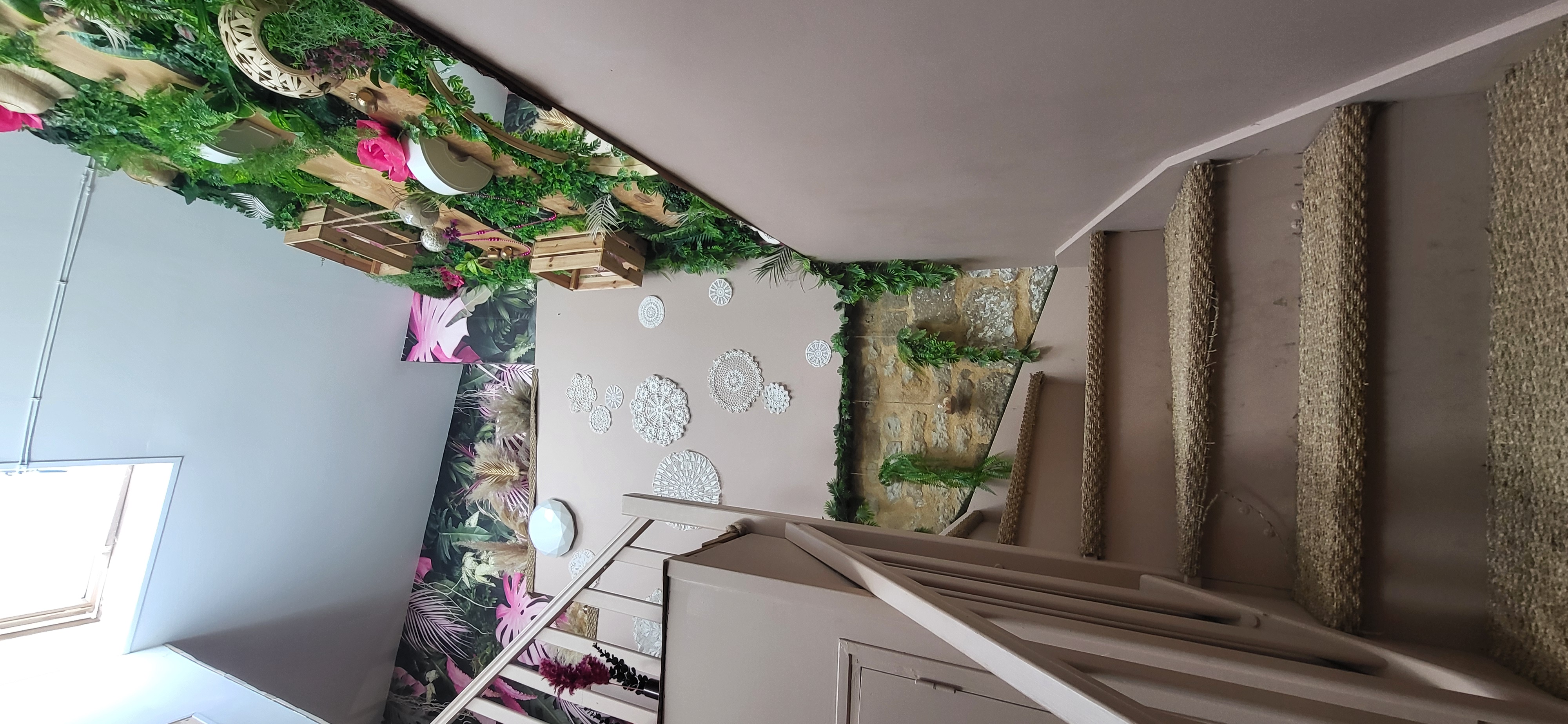 Suite demenagement je vends mon Salon de beauté spécialisé dans les ongles et les cils dans le sud Vendée. Disponible au 1er/9/26
Clientèle fidèle depuis 4 ans. Une employée en Cdi.
Au rez de chaussée 3 postes mains tout équipé : lampe uv, lampe velleman, ponceuse kemmer, aspirateur encastré novaflair ainsi que 2 postes pieds sur 1 estrade avec evier: eau chaude/froide.
A l étage : une cabine pour faire les cils avec table, matelas a mémoire de forme et une 2eme cabine avec douche et lavabo. Possibilité de réunir les 2 cabines. Salon climatisé