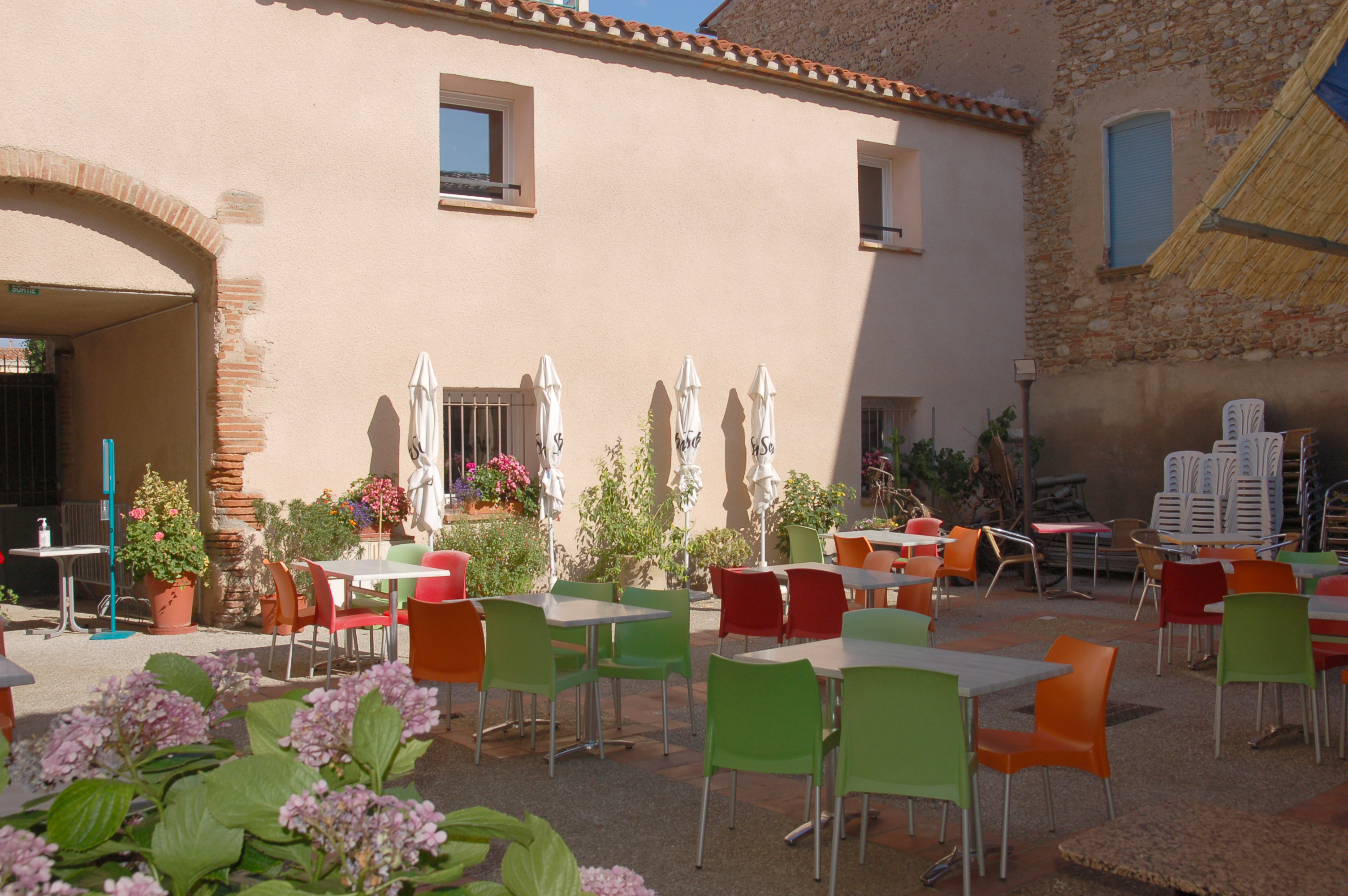 Unique café-bar-restaurant d'une commune de 2000 habitants à reprendre

A reprendre, l'unique bar-restaurant de Corneilla la Rivière, village catalan de 2000 habitants à 12 minutes de Perpignan. Doté d'une très belle salle voûtée (44 couverts + bar) et d'une terrasse (cour) pleine de charme (jusqu'à 80 couverts), cet établissement peut être exploité à la fois en tant que pilier de la vie locale et restaurant de qualité attirant une clientèle touristique et des environs du fait de son cadre très agréable, la terrasse étant également propice à des animations musicales. La vente concerne le fonds de commerce incluant le droit au bail (800€/mois, terrasse comprise), la licence 4, le matériel prêt à l'emploi.
Contact 07 56 90 93 68